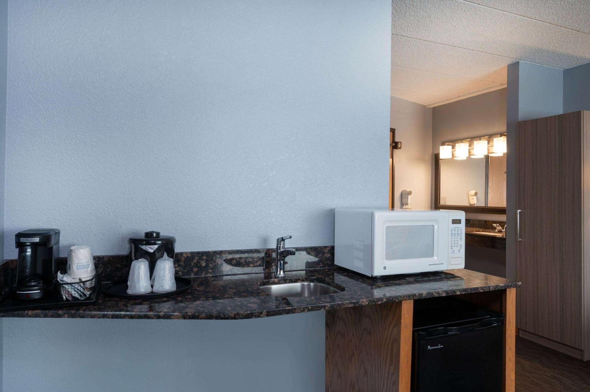 AmericInn by Wyndham Eau Claire photo 33