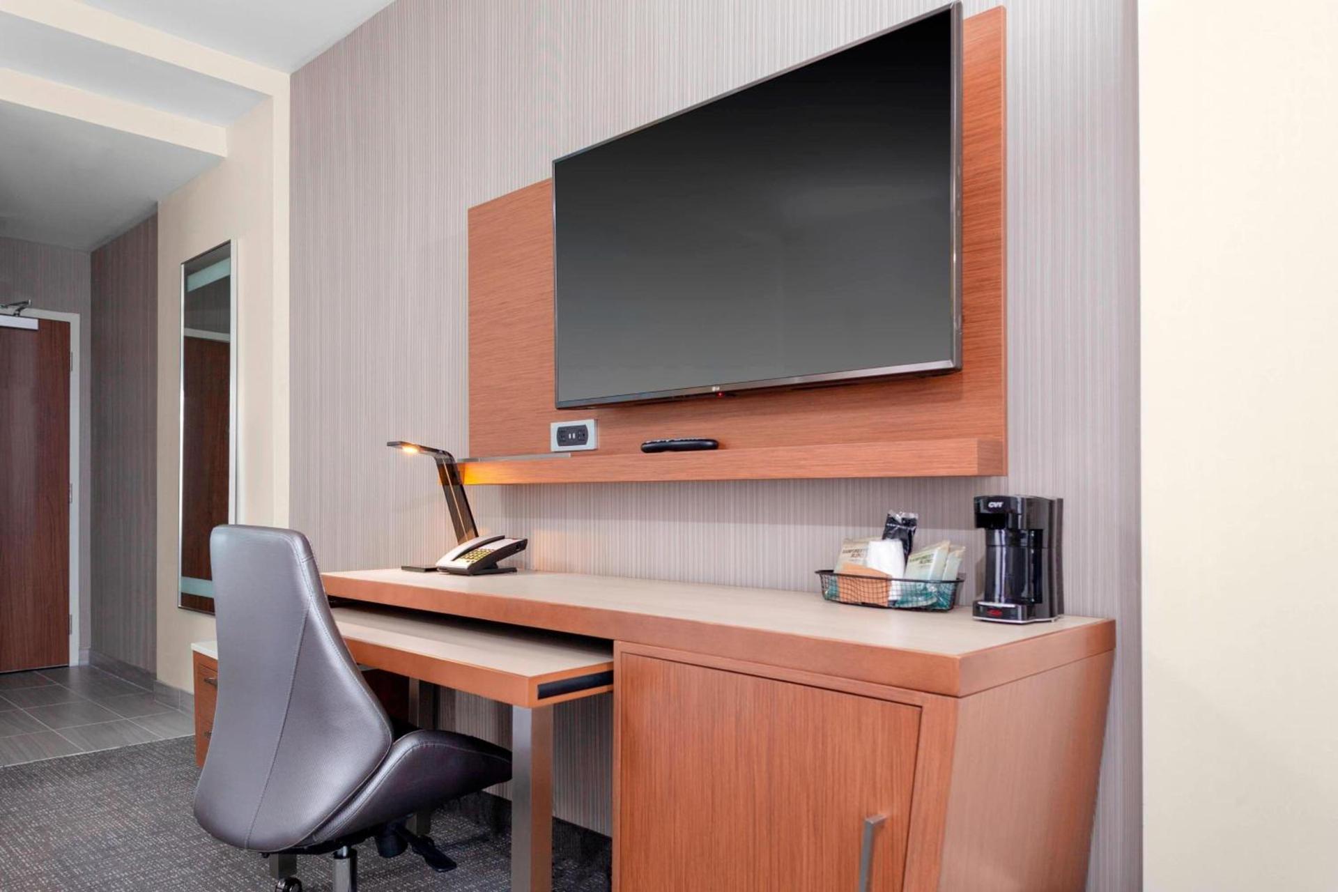 Courtyard by Marriott DeLand Historic Downtown photo 10