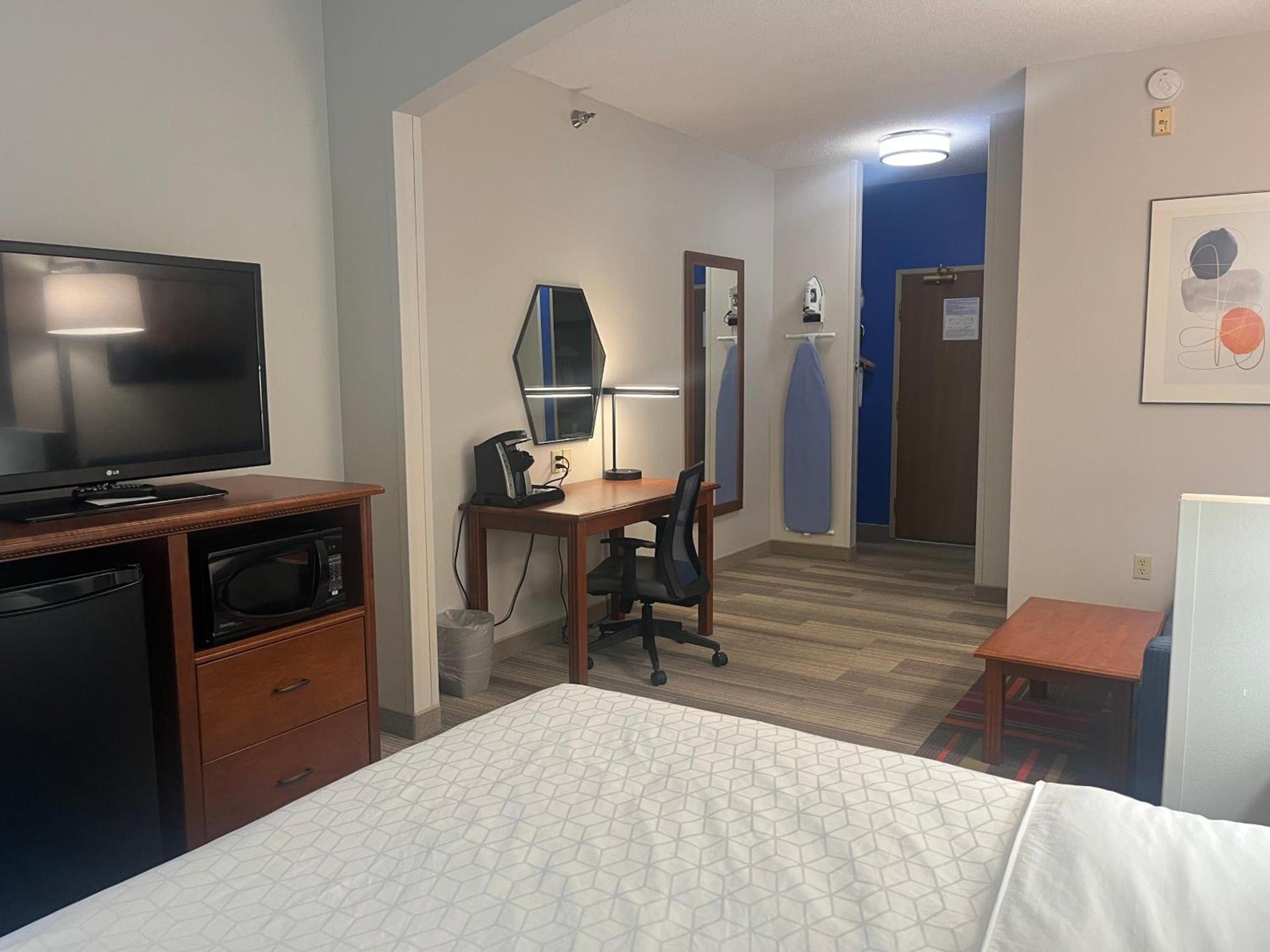 Holiday Inn Express Hotel & Suites Sioux Falls At Empire Mall by IHG photo 3