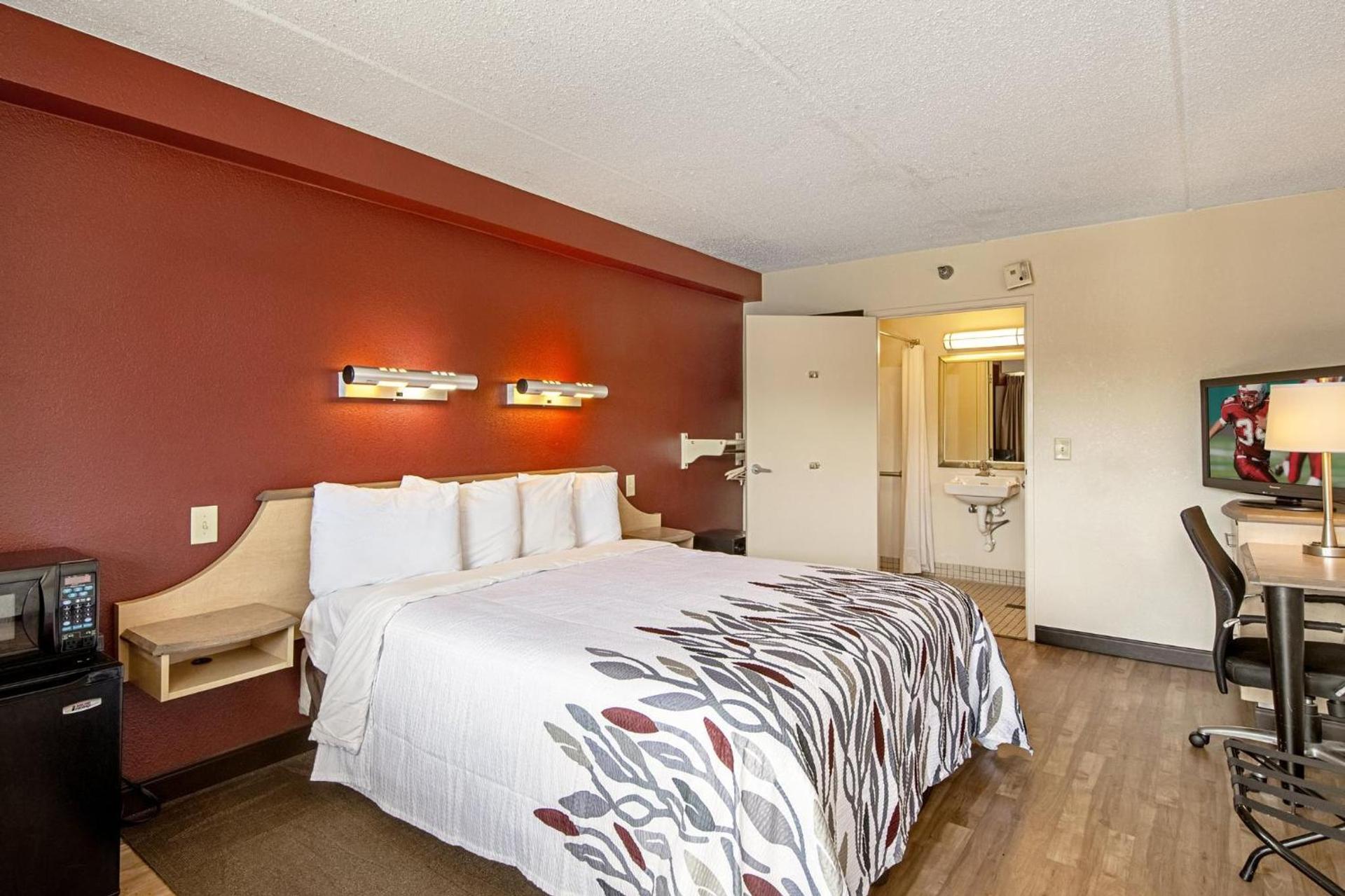Red Roof Inn Elkhart photo 24