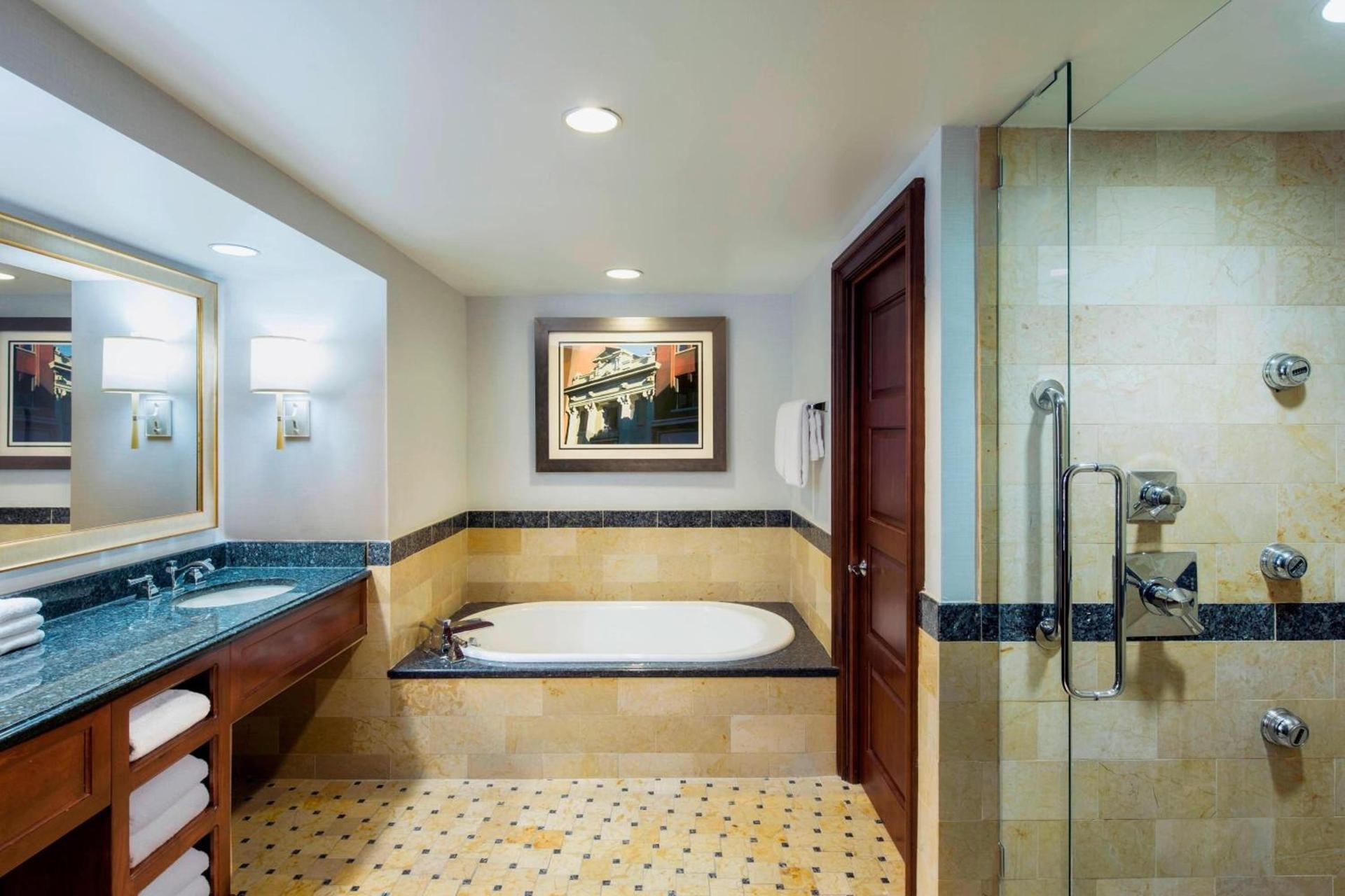 Sheraton Norfolk Waterside Hotel photo 22