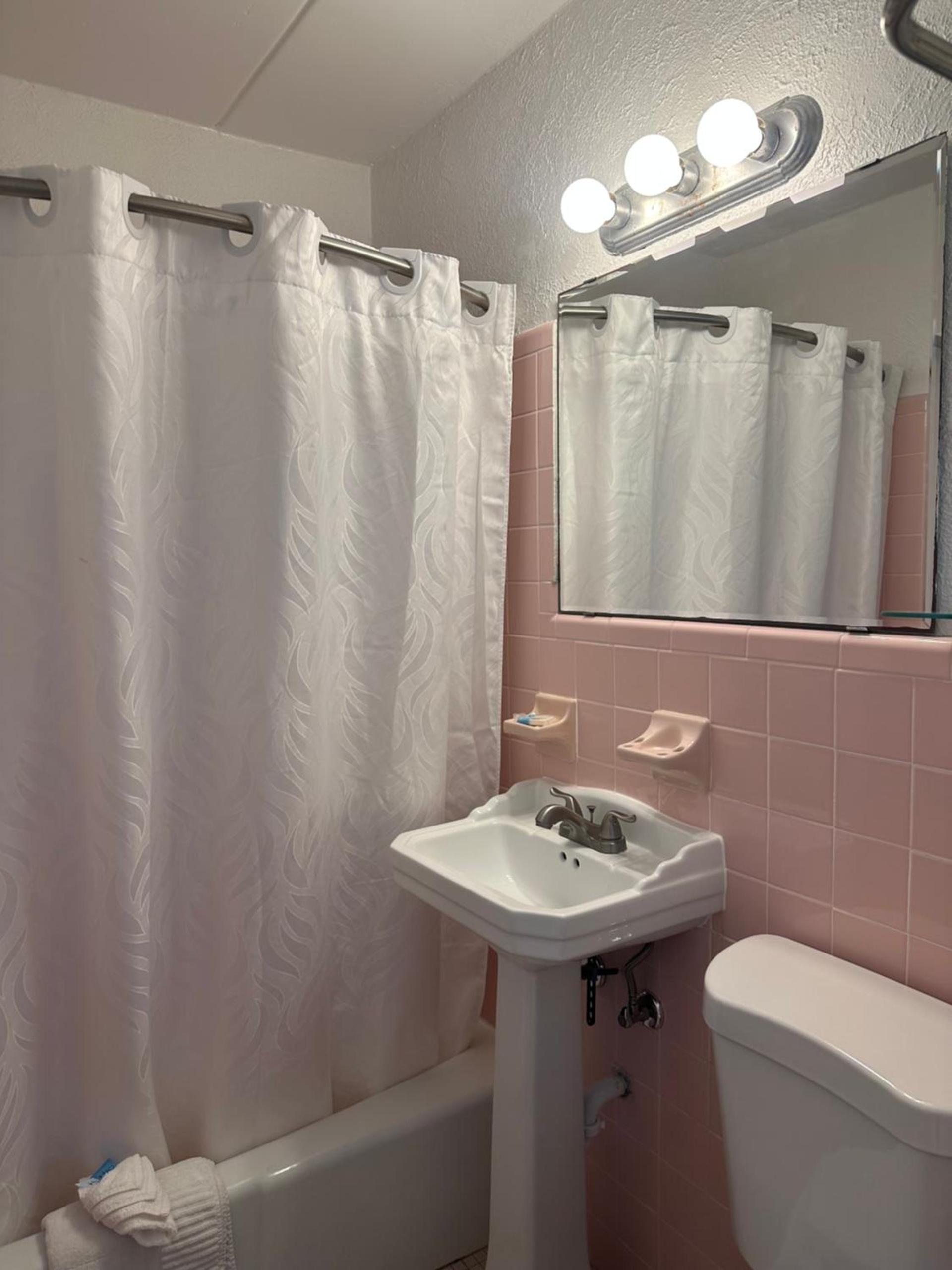 Royal Canadian Motel photo 13