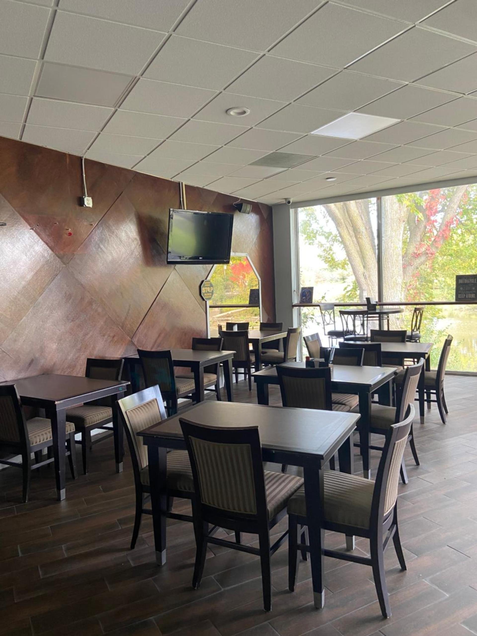 Travelodge by Wyndham Water's Edge Hotel - Racine photo 3