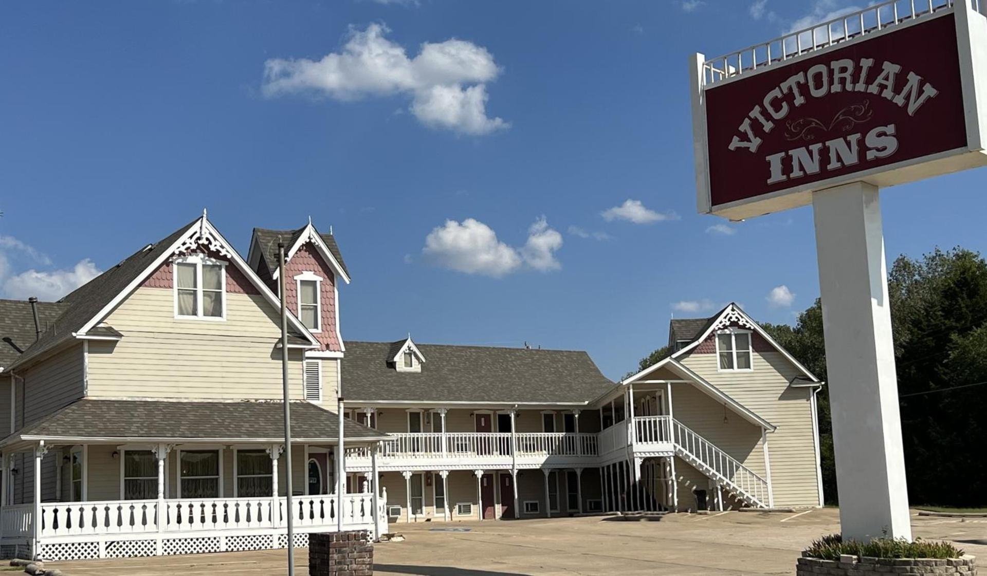 Victorian Inn photo 2