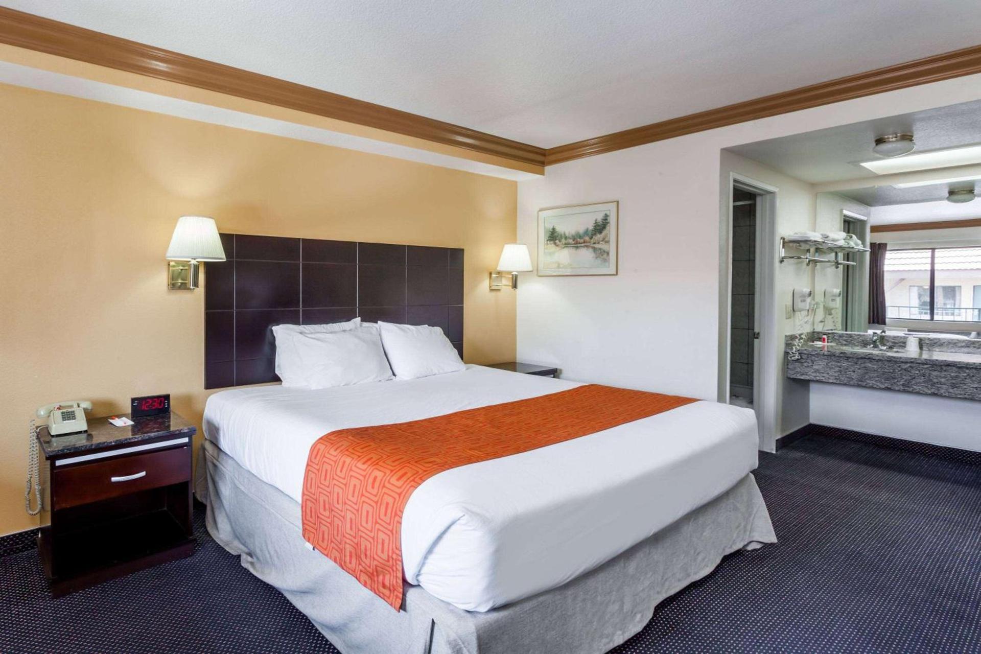 Howard Johnson by Wyndham Norco photo 9