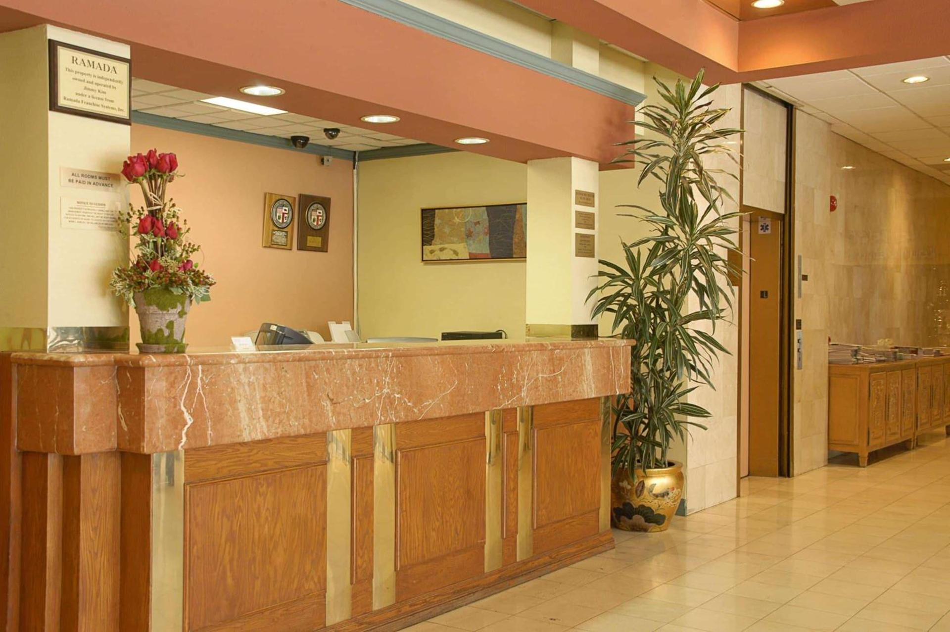 Ramada by Wyndham Los Angeles/Wilshire Center photo 2