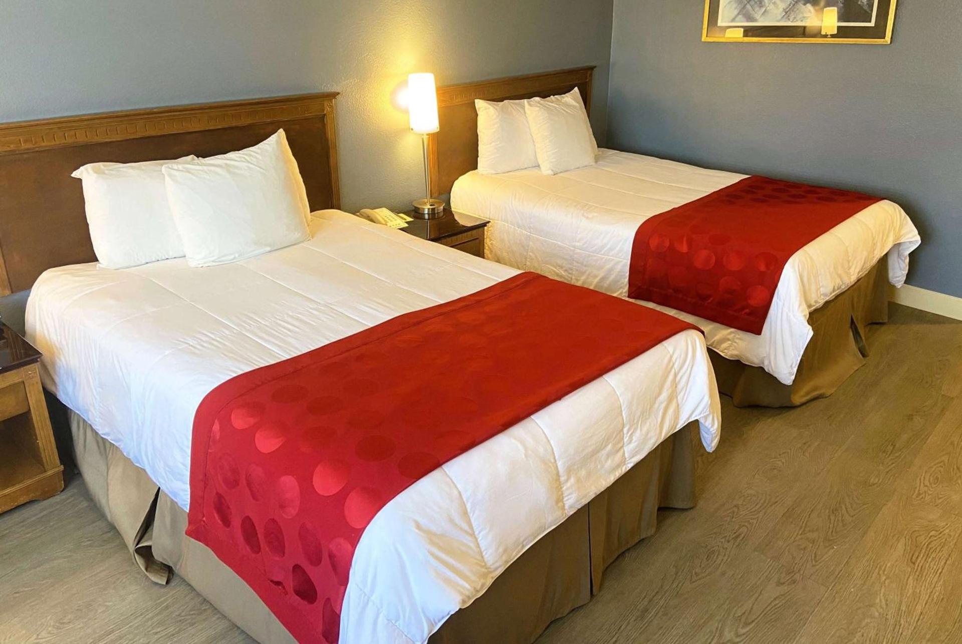 Ramada by Wyndham Los Angeles/Wilshire Center photo 5
