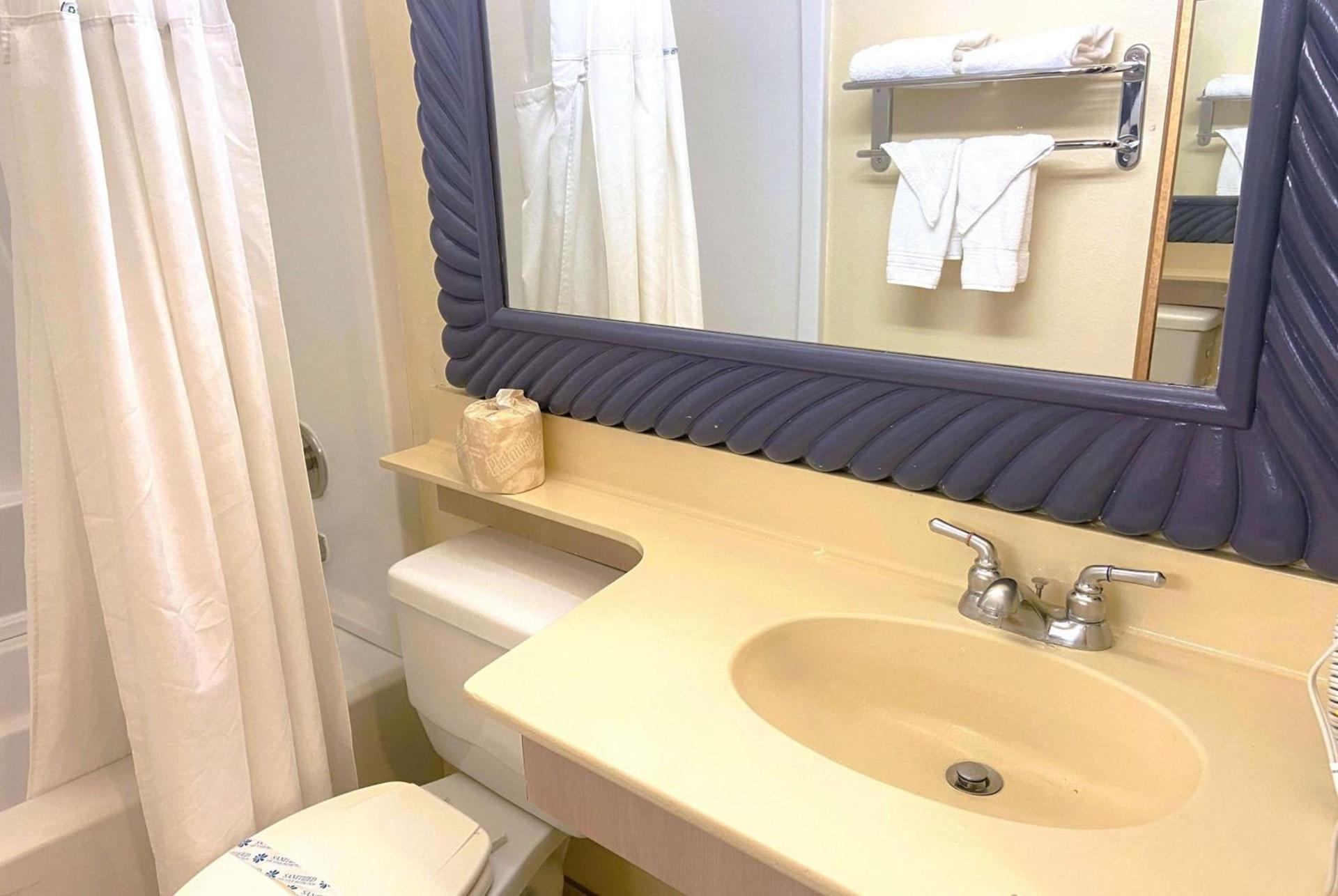 Ramada by Wyndham Los Angeles/Wilshire Center photo 7