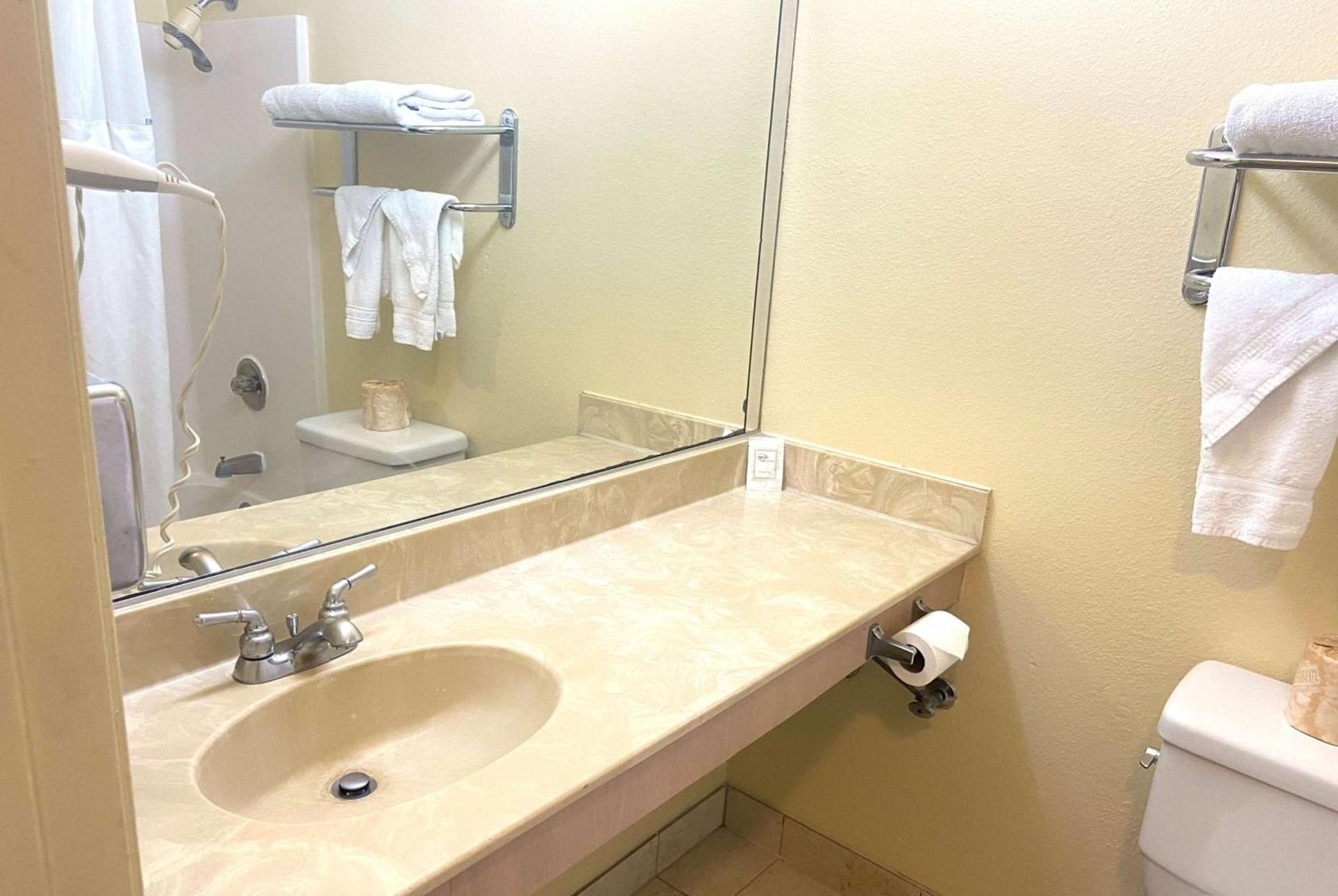 Ramada by Wyndham Los Angeles/Wilshire Center photo 8