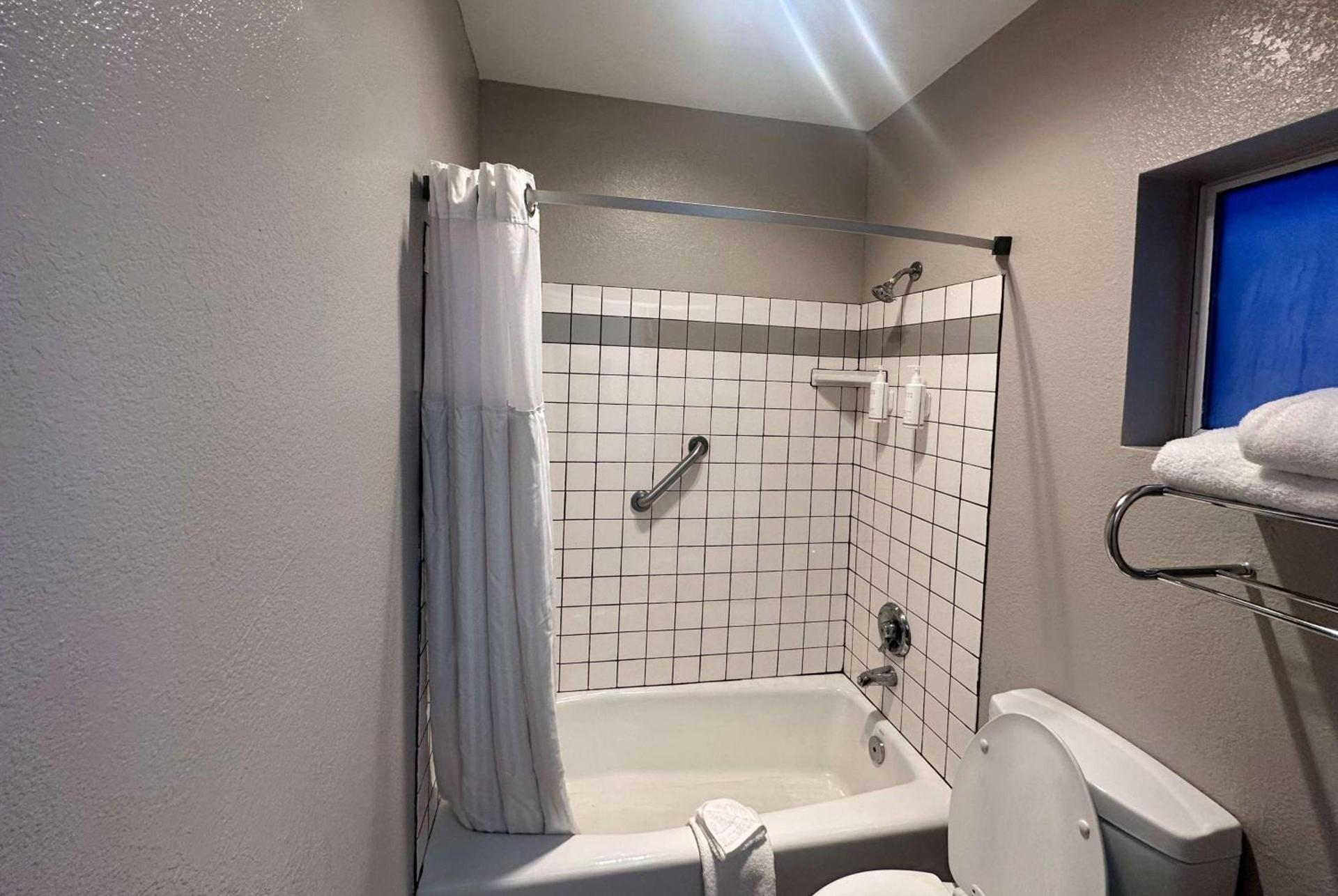Days Inn by Wyndham Rocklin/Sacramento photo 46