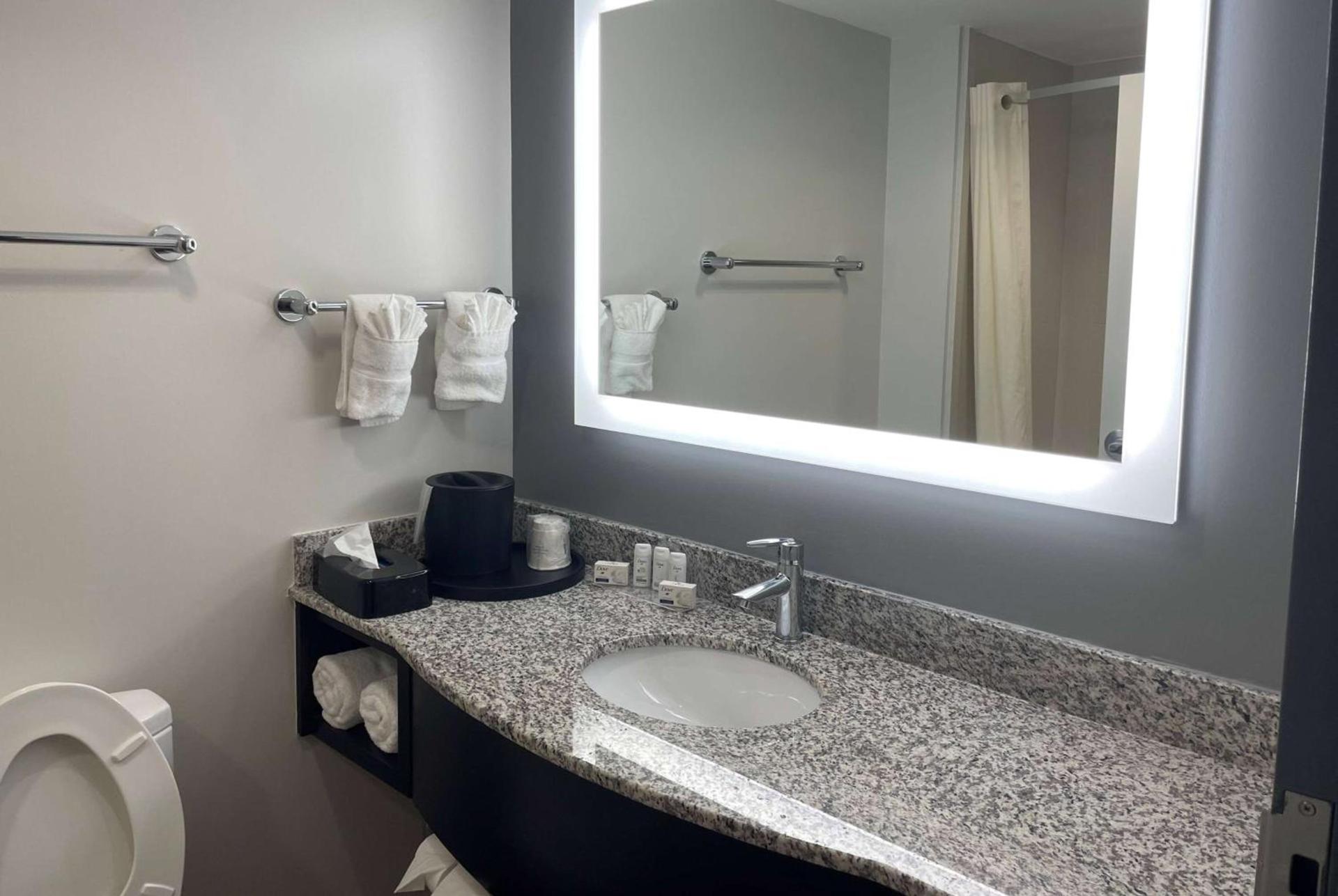 La Quinta Inn & Suites by Wyndham Tulsa Midtown photo 10