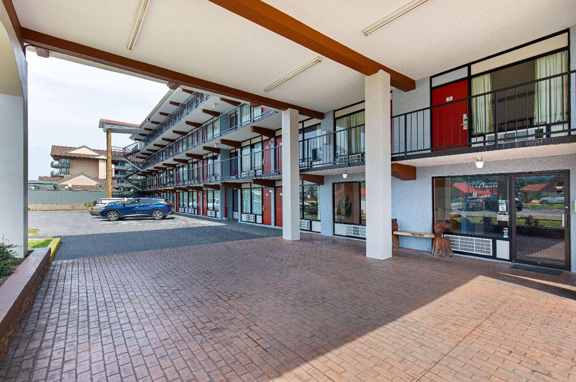 Americana Inn a Travelodge by Wyndham photo 2