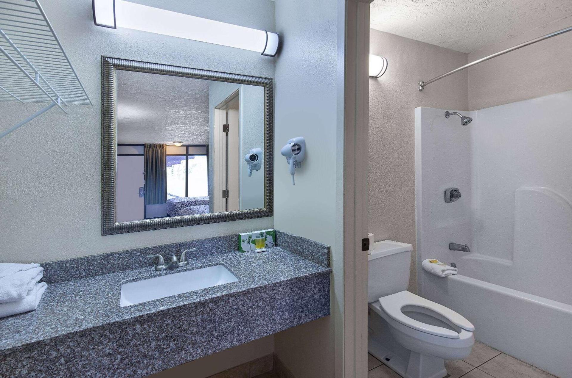 Americana Inn a Travelodge by Wyndham photo 13