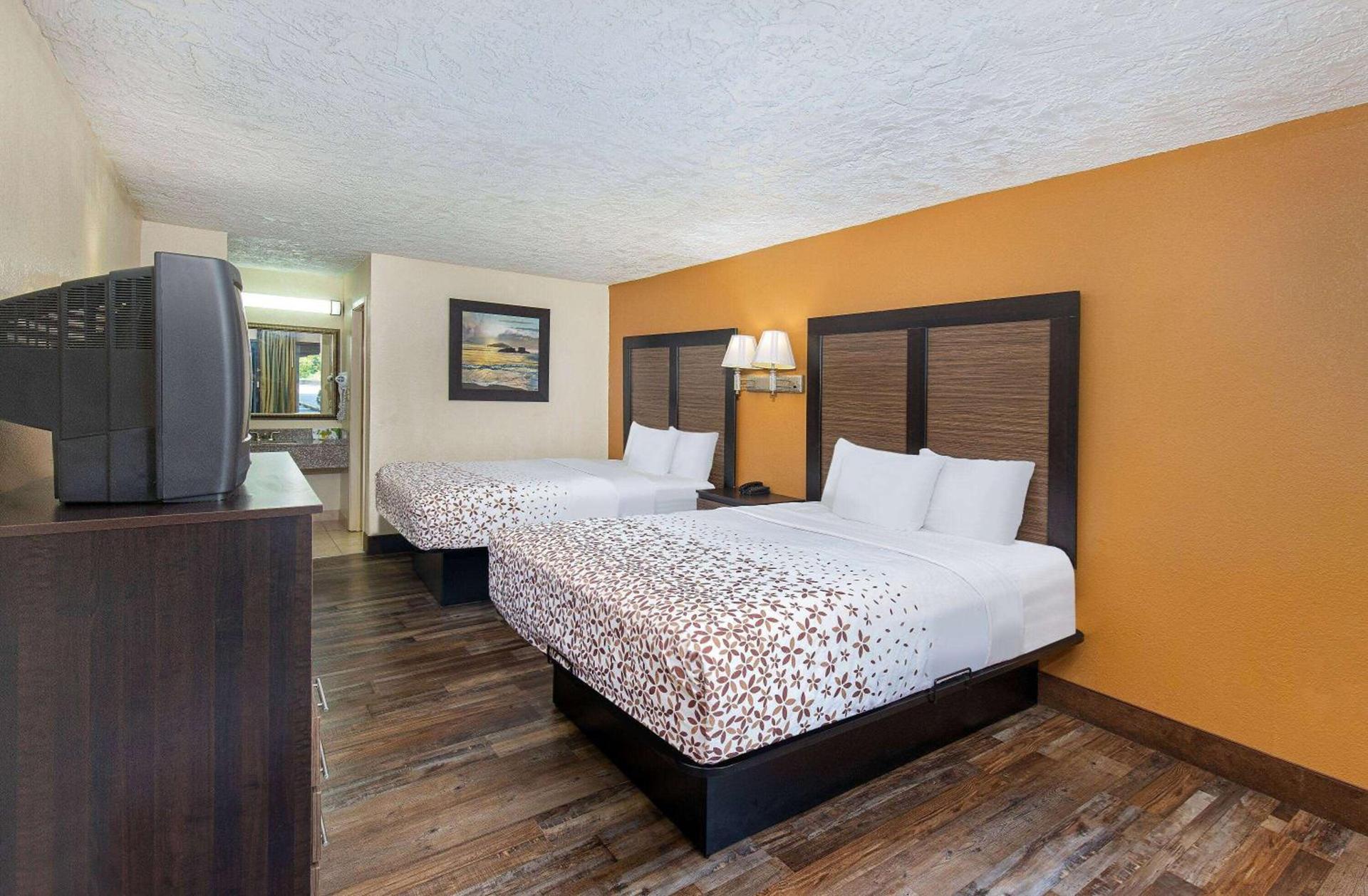 Americana Inn a Travelodge by Wyndham photo 15