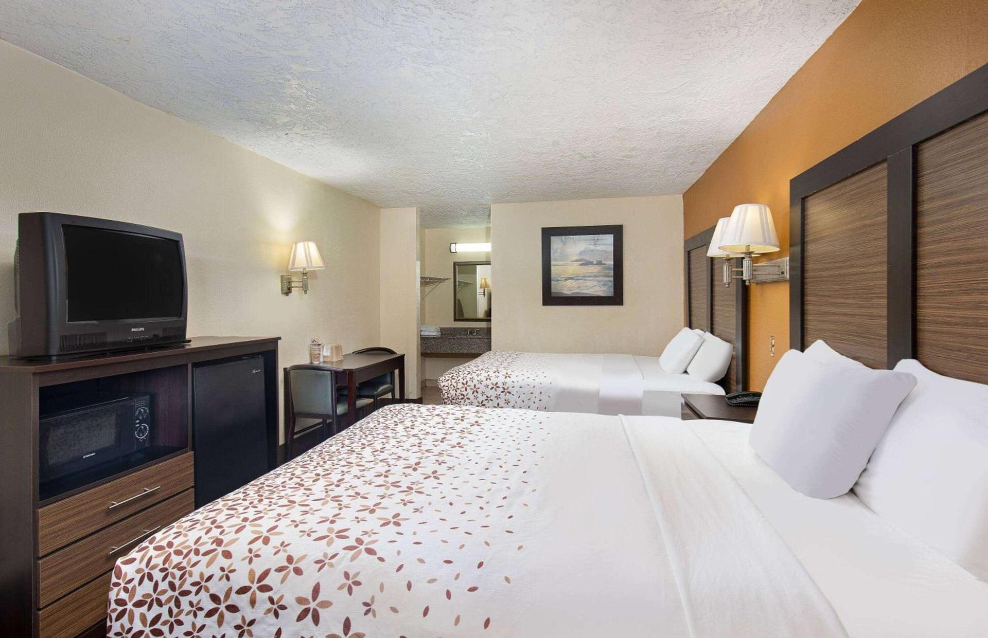 Americana Inn a Travelodge by Wyndham photo 16