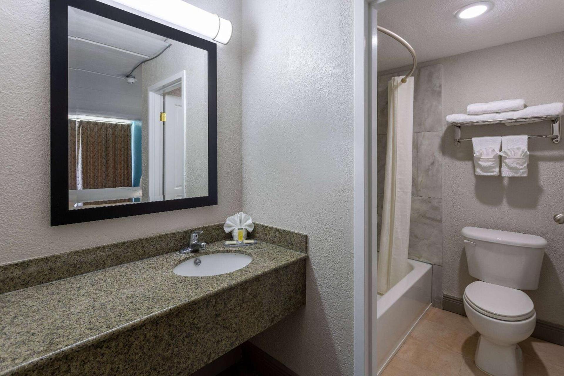 Travelodge by Wyndham Kingsland GA photo 34