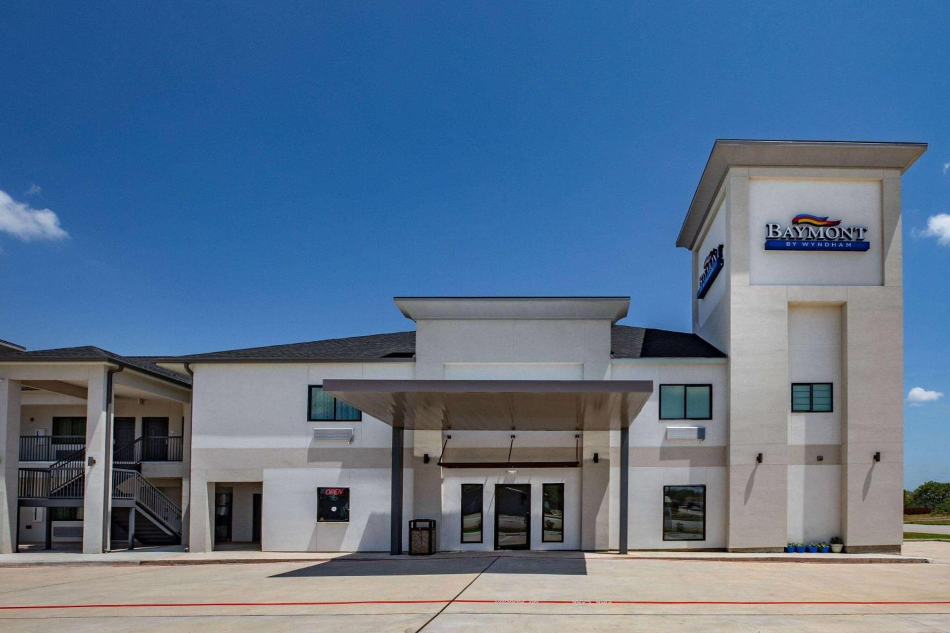 Baymont by Wyndham Freeport Texas photo 3