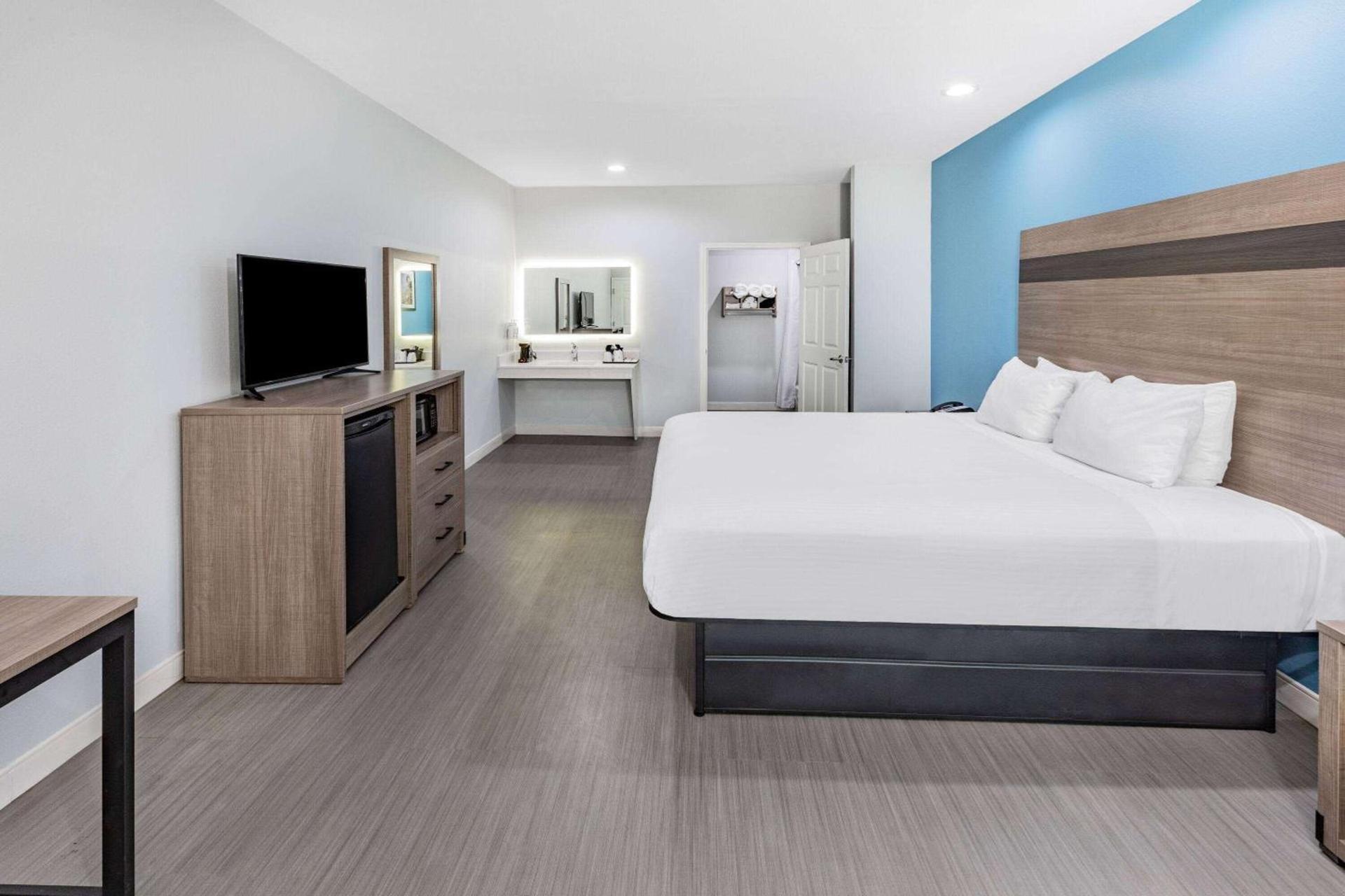 Baymont by Wyndham Freeport Texas photo 40