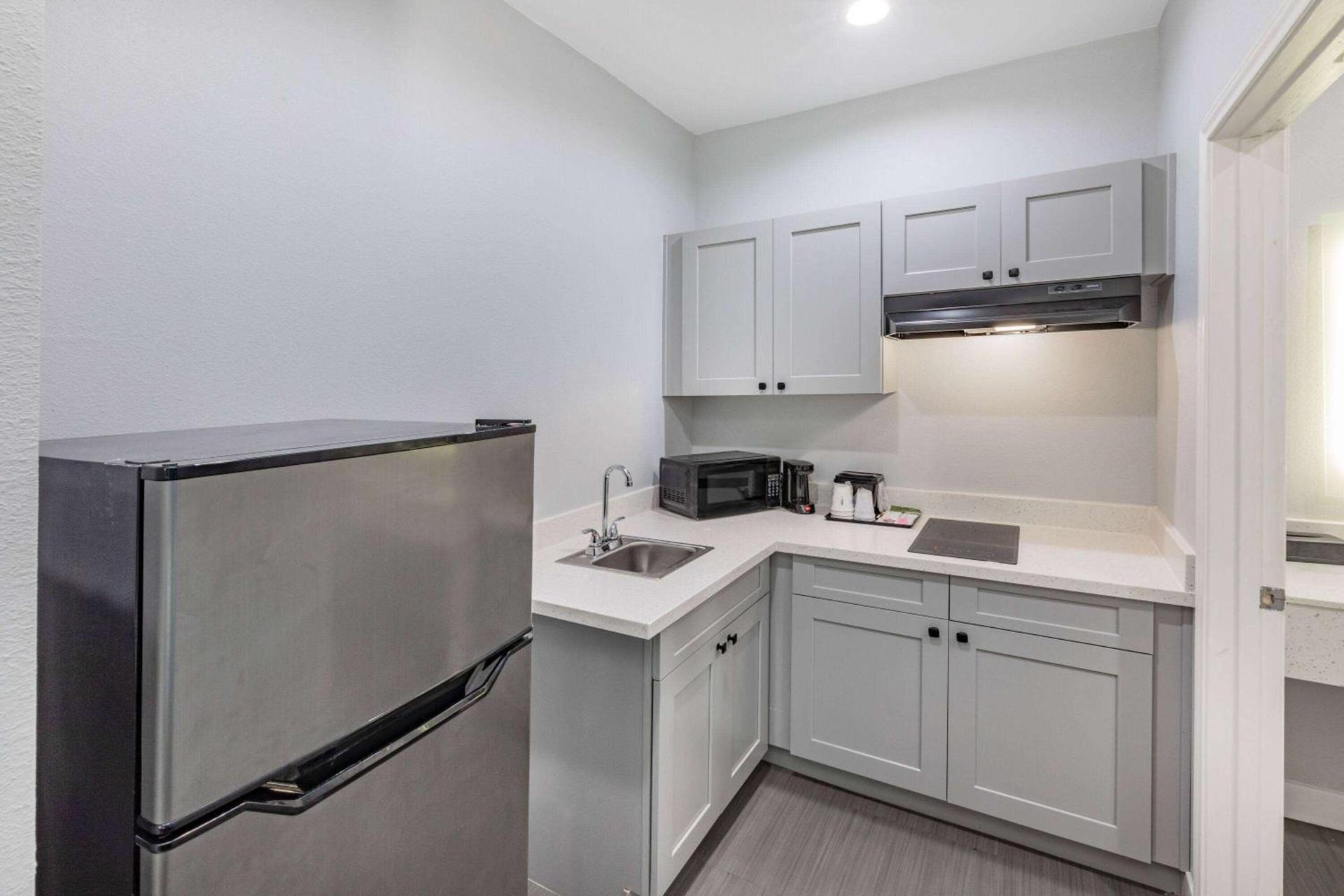 Baymont by Wyndham Freeport Texas photo 42