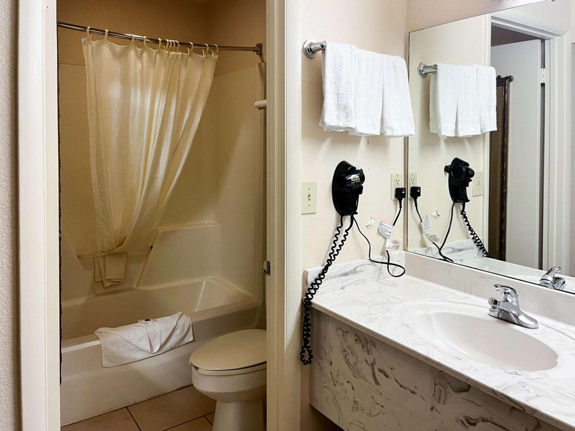 Motel 6 Abbeville, AL photo 11