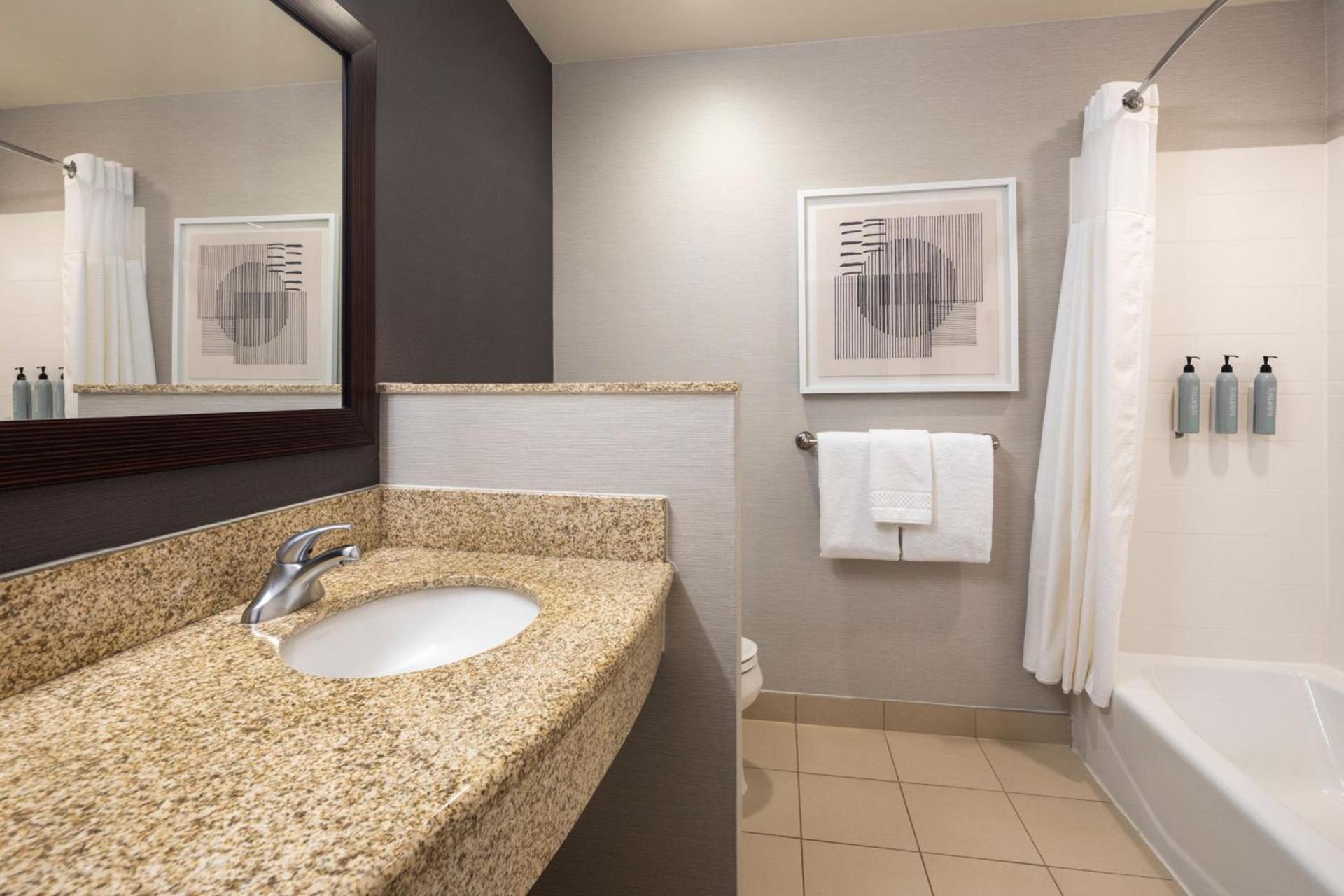 Courtyard Mankato Hotel & Event Center photo 57