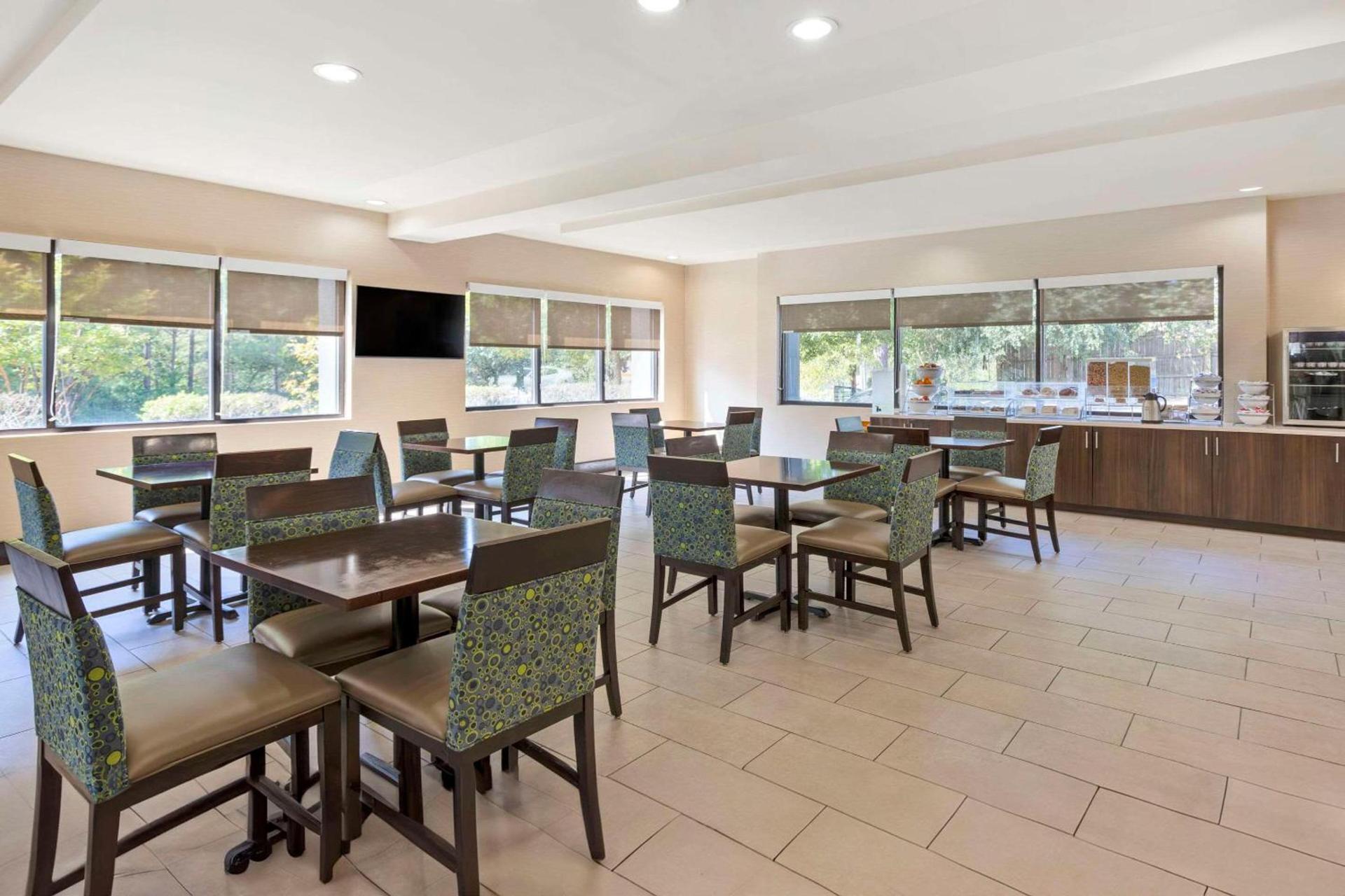 Comfort Suites Columbia Northeast - Fort Jackson photo 40