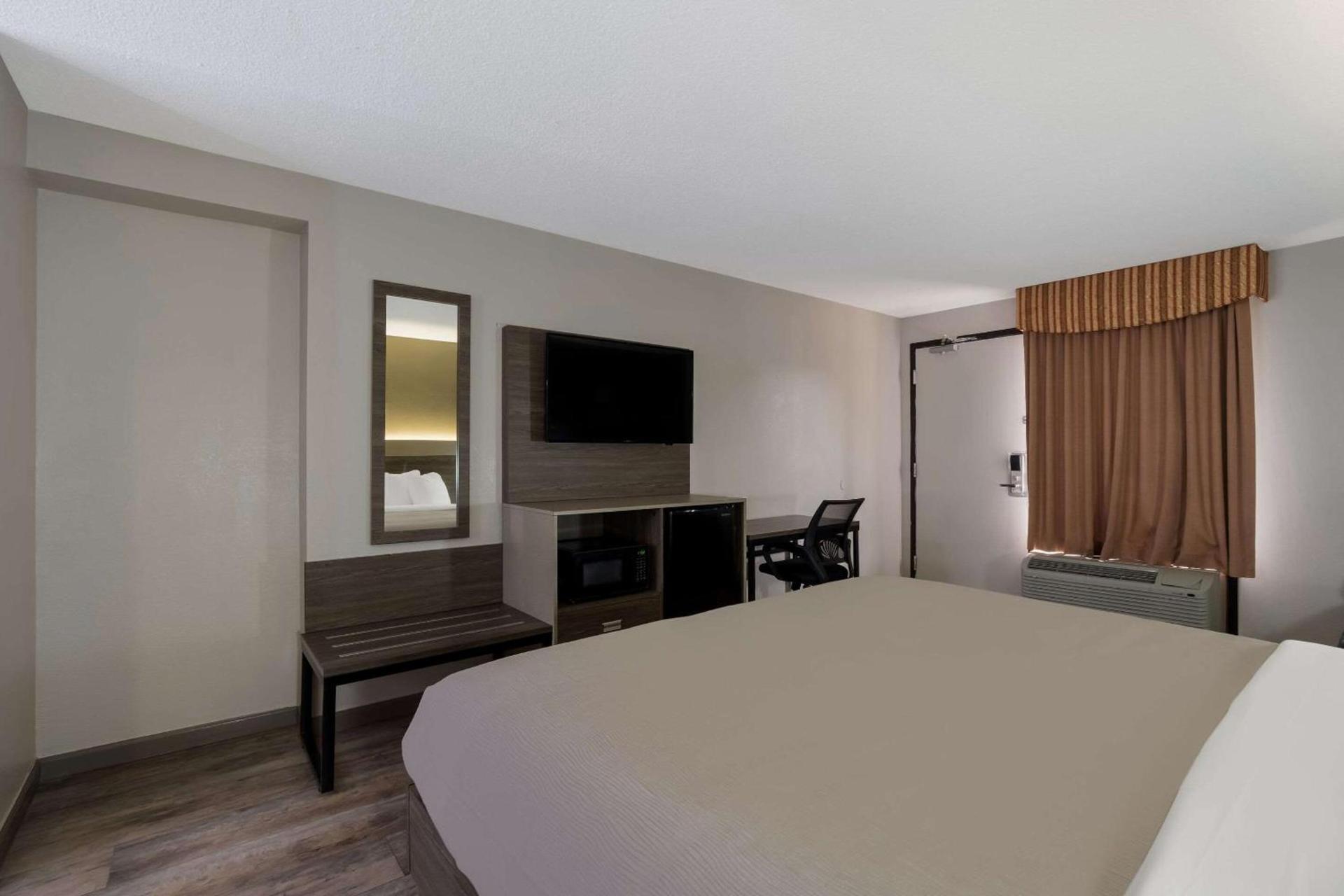 Quality Inn Fort Jackson photo 12