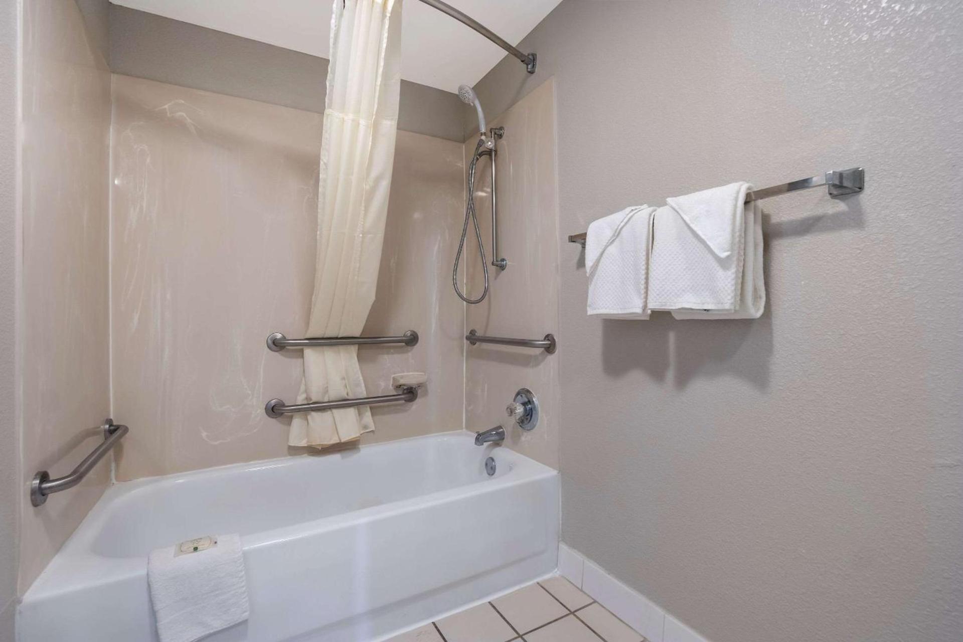 Quality Inn Fort Jackson photo 22