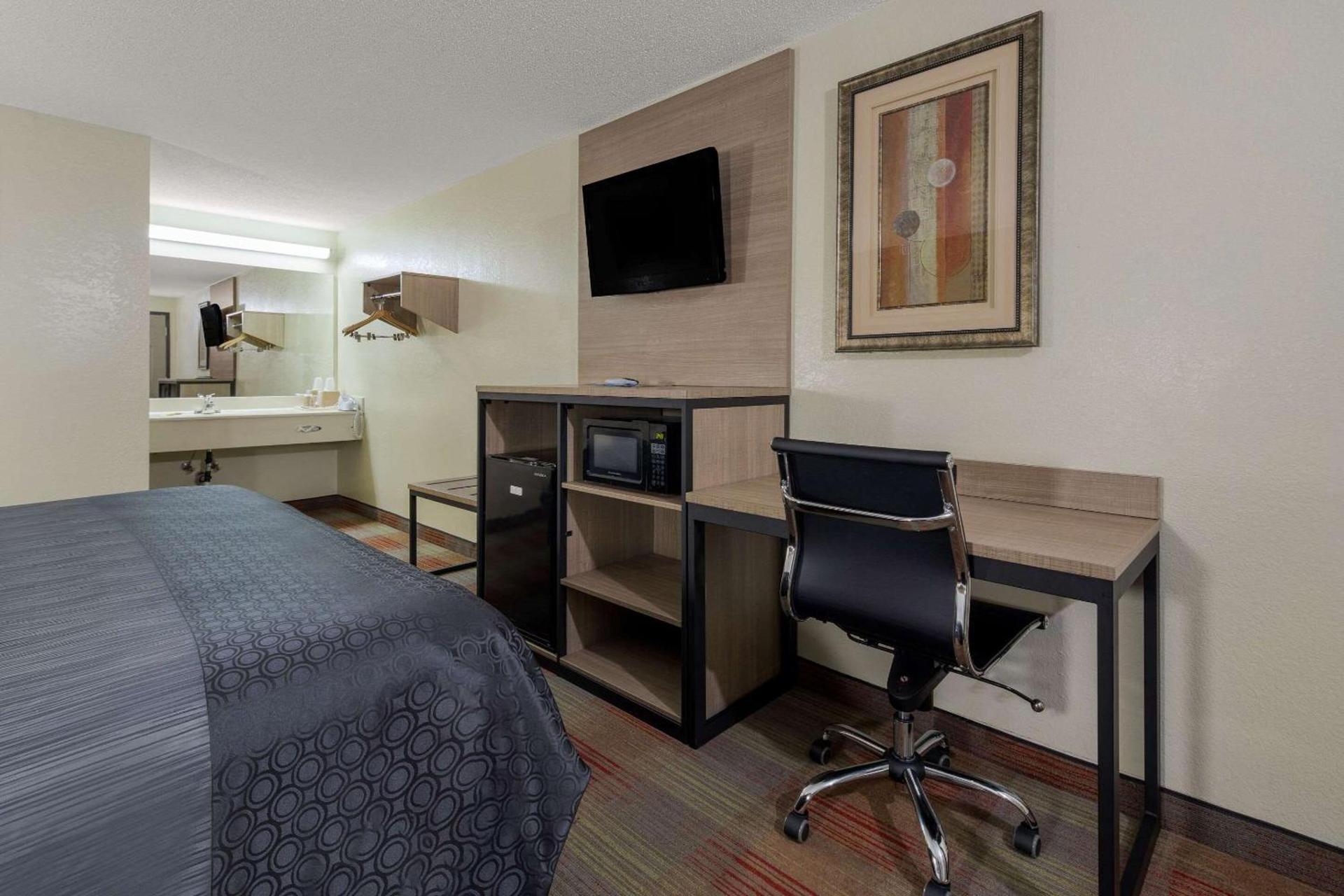 Rodeway Inn Ardmore I-65 photo 13