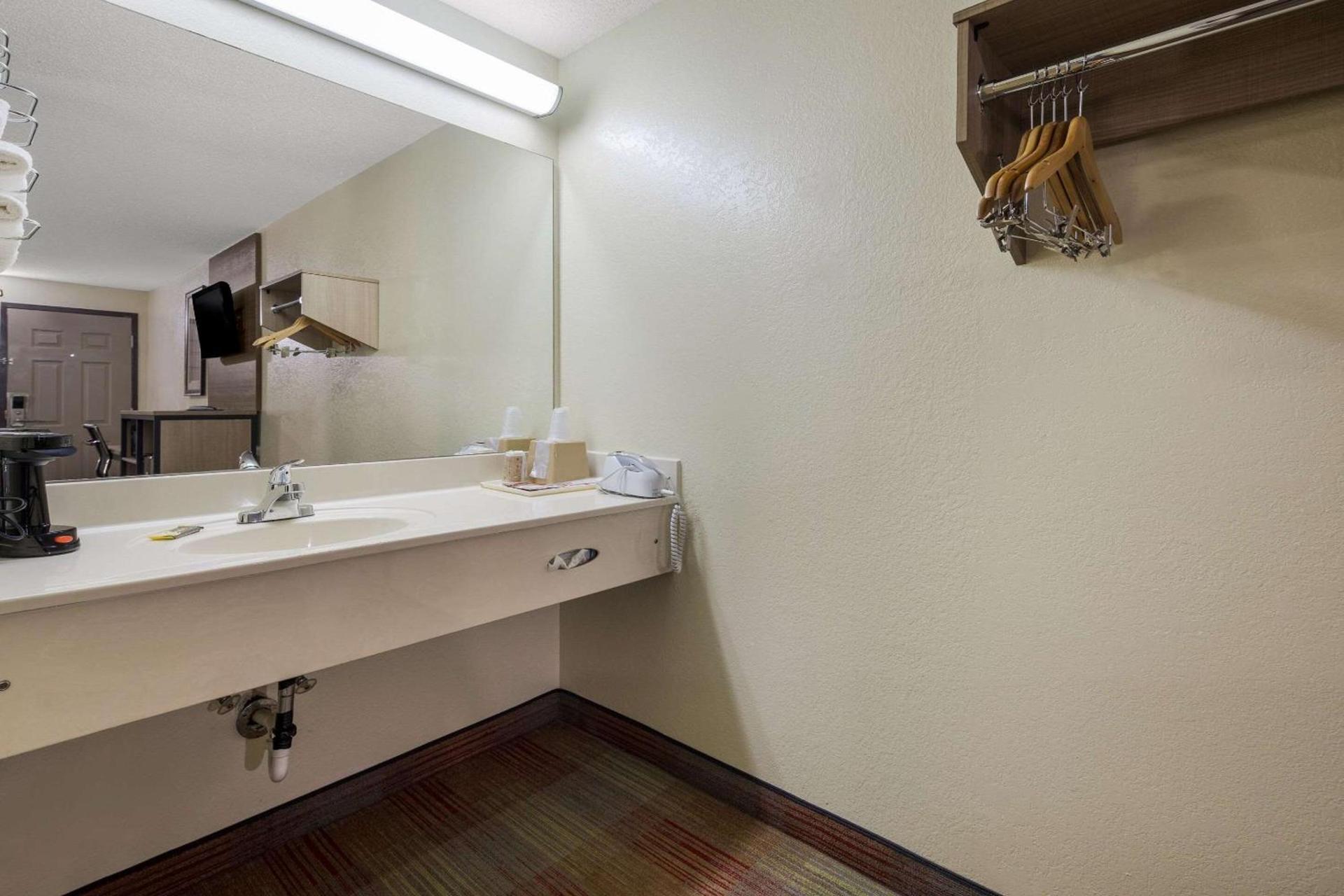 Rodeway Inn Ardmore I-65 photo 14