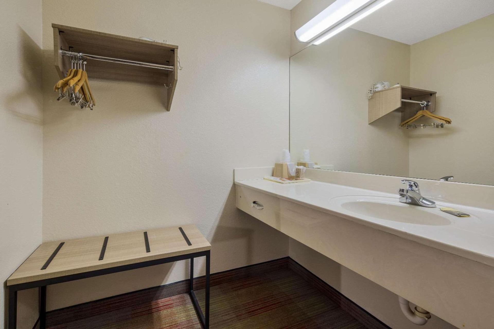 Rodeway Inn Ardmore I-65 photo 24