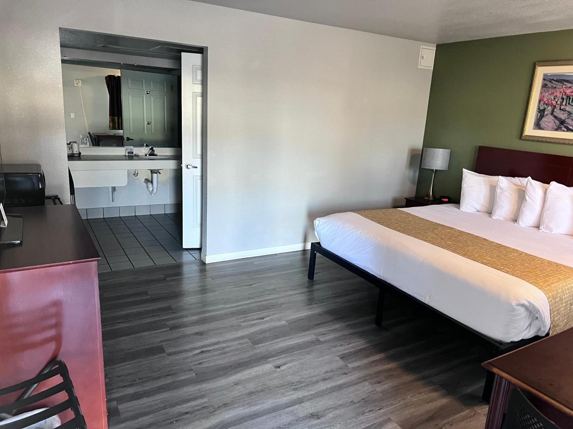 Travelodge by Wyndham Redding CA photo 16
