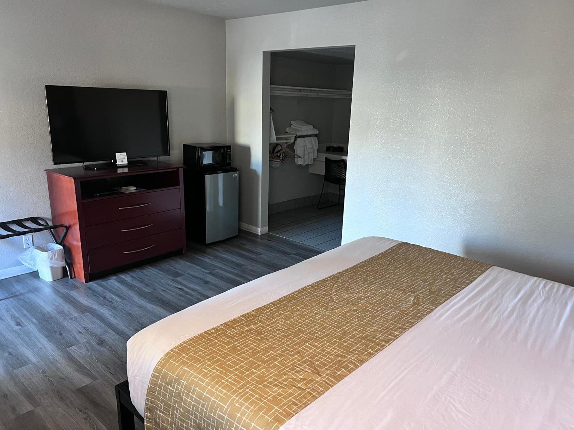 Travelodge by Wyndham Redding CA photo 17