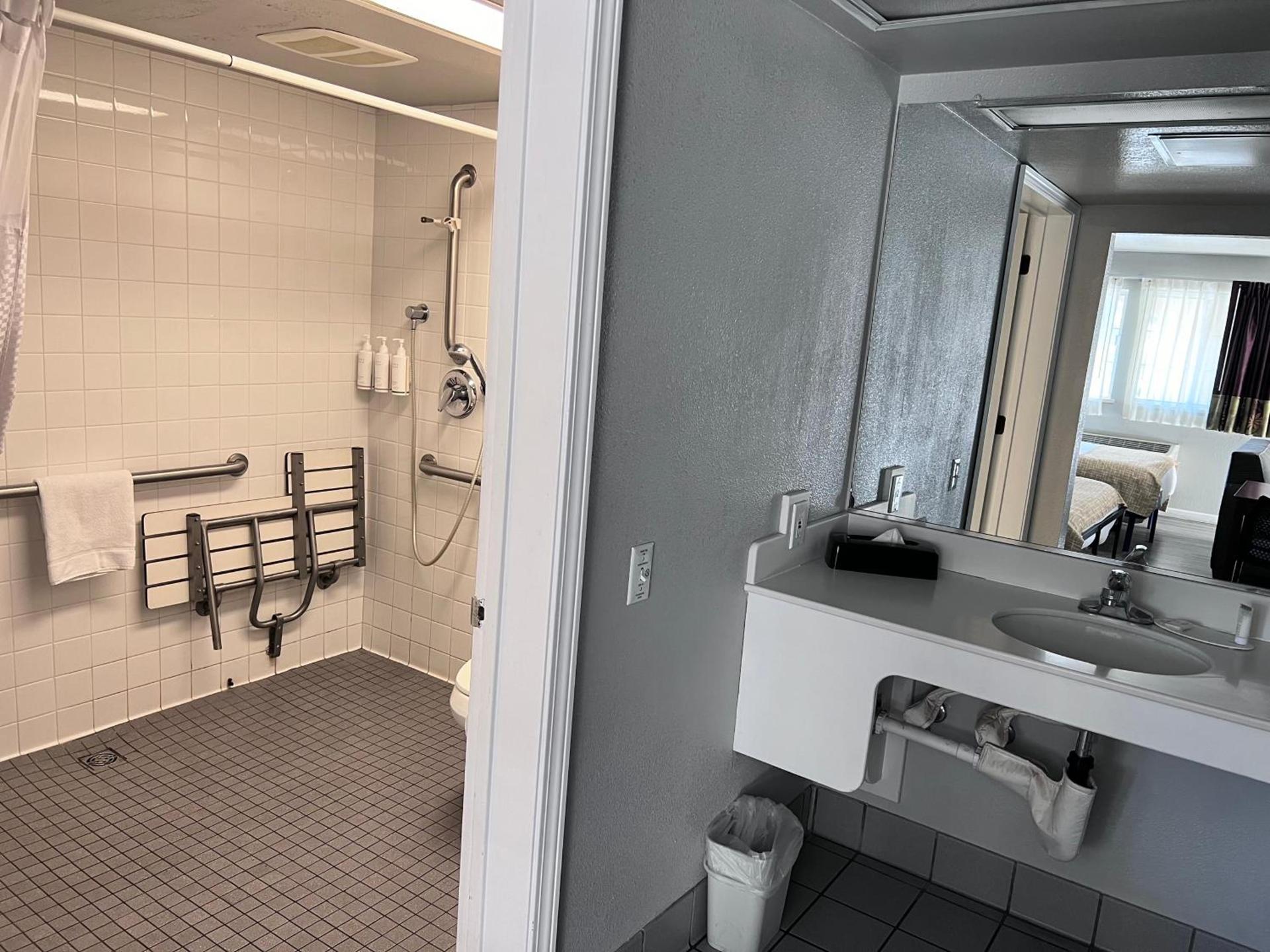 Travelodge by Wyndham Redding CA photo 22