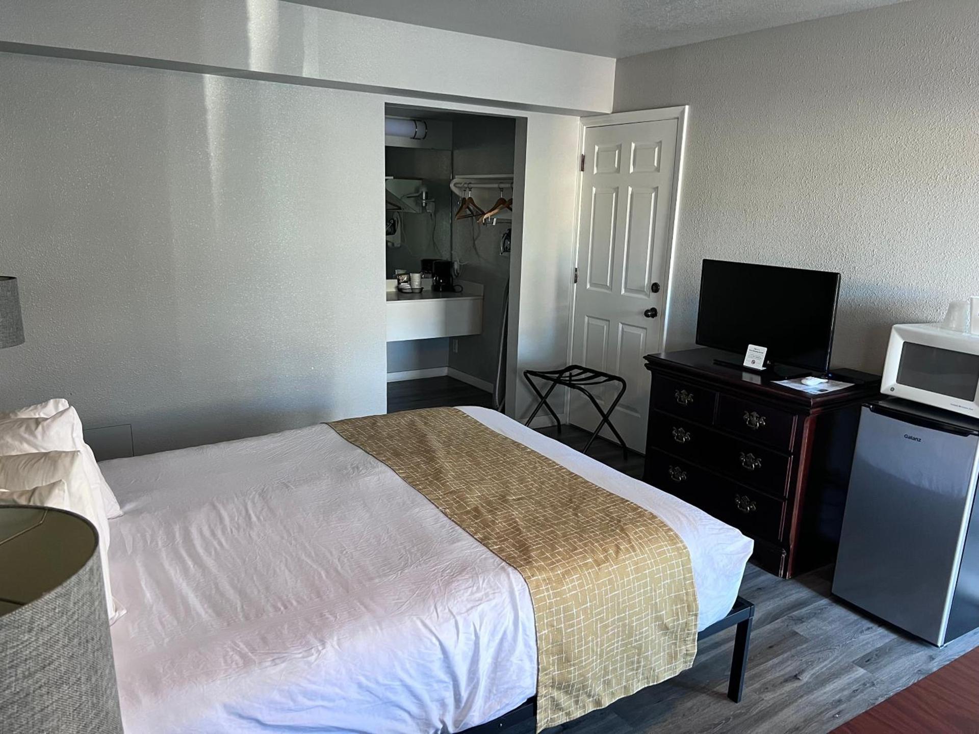 Travelodge by Wyndham Redding CA photo 24