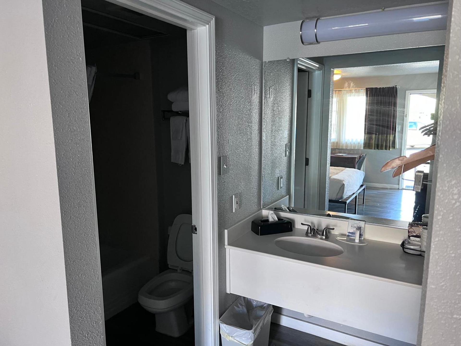 Travelodge by Wyndham Redding CA photo 25