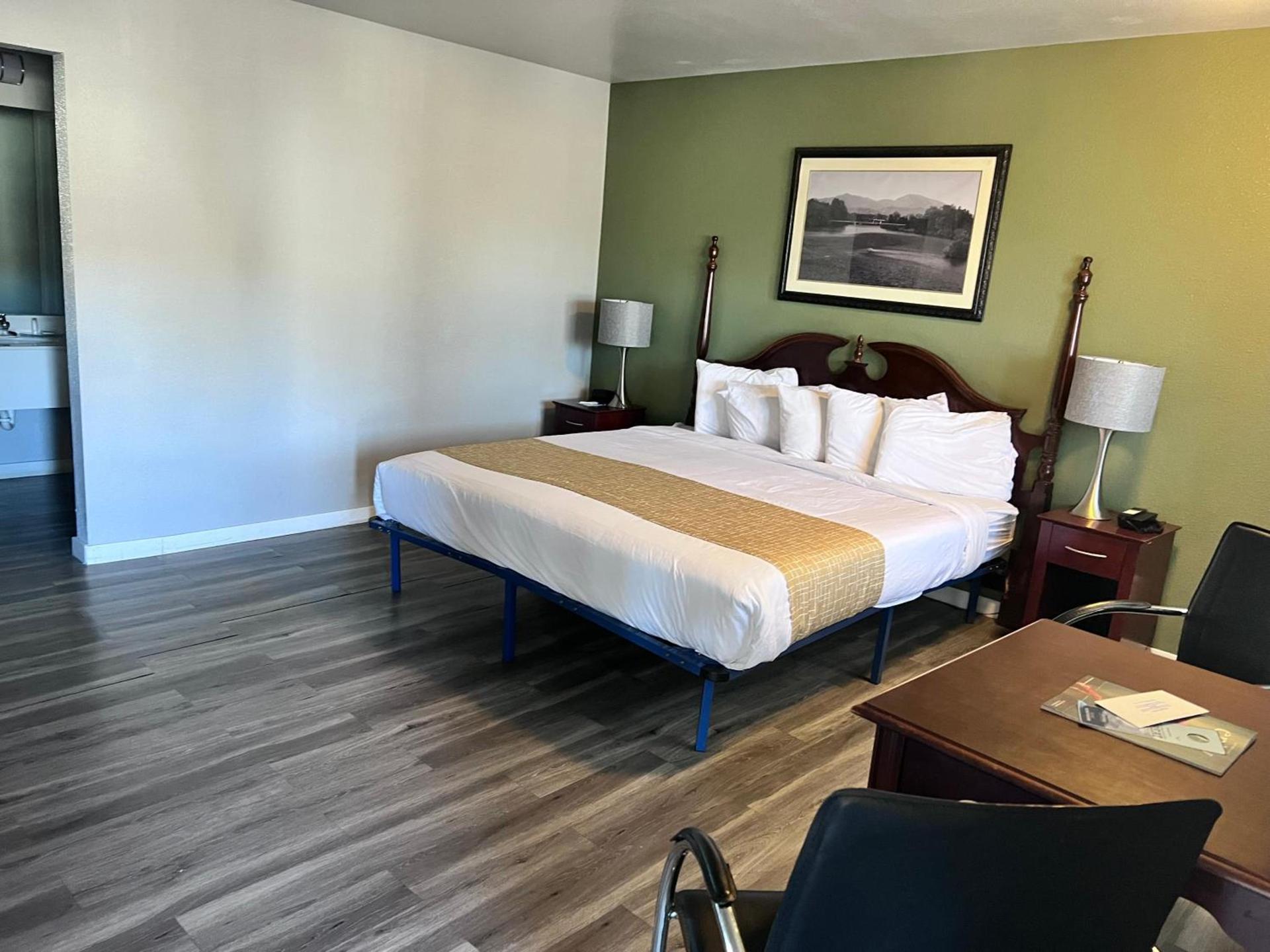 Travelodge by Wyndham Redding CA photo 33
