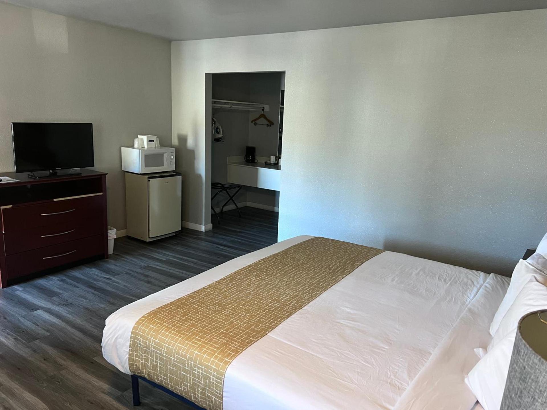 Travelodge by Wyndham Redding CA photo 32