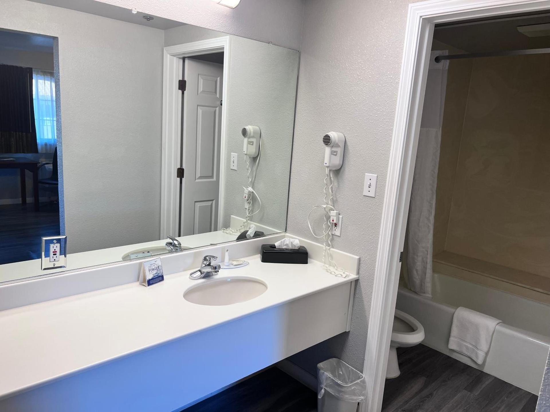 Travelodge by Wyndham Redding CA photo 34