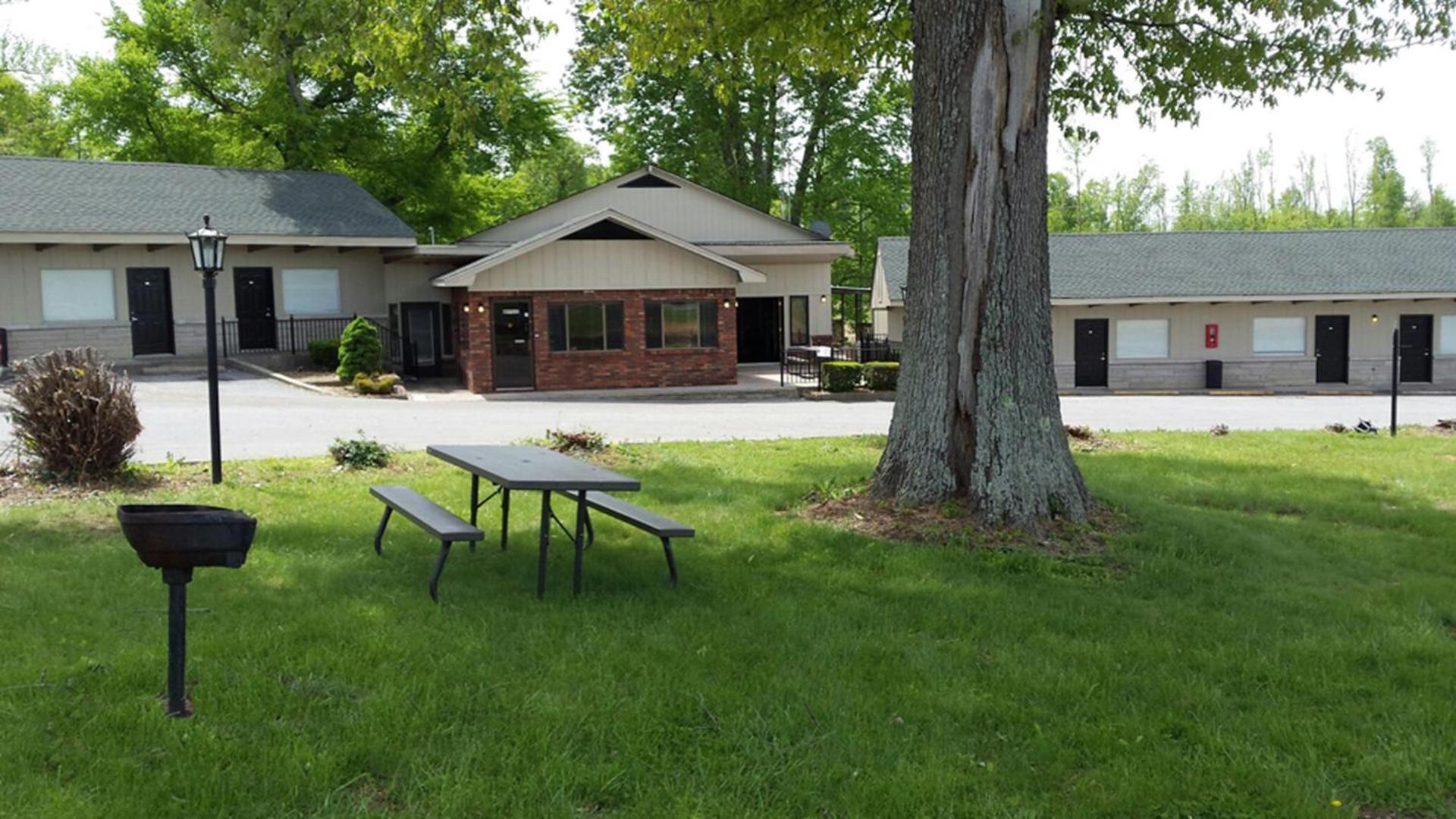 Kentucky Lake Inn — hotel in Gilbertsville
