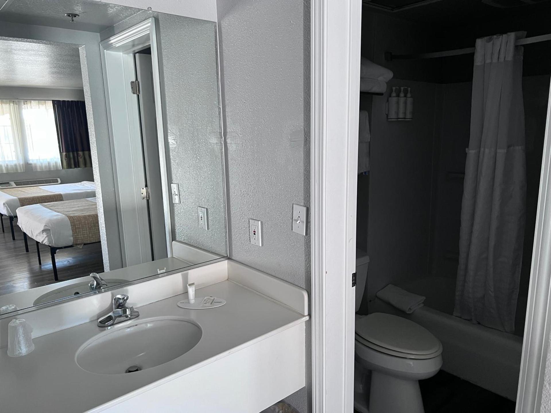 Travelodge by Wyndham Redding CA photo 42