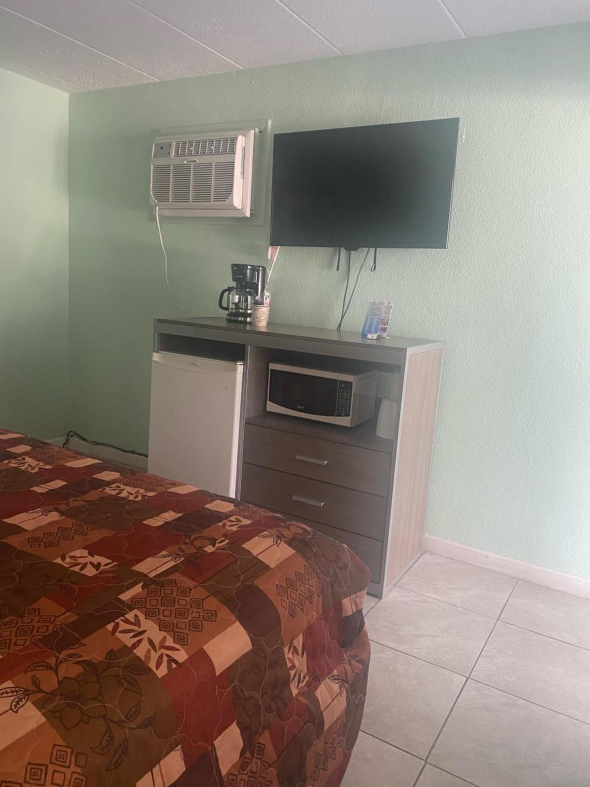 Royal Canadian Motel photo 21