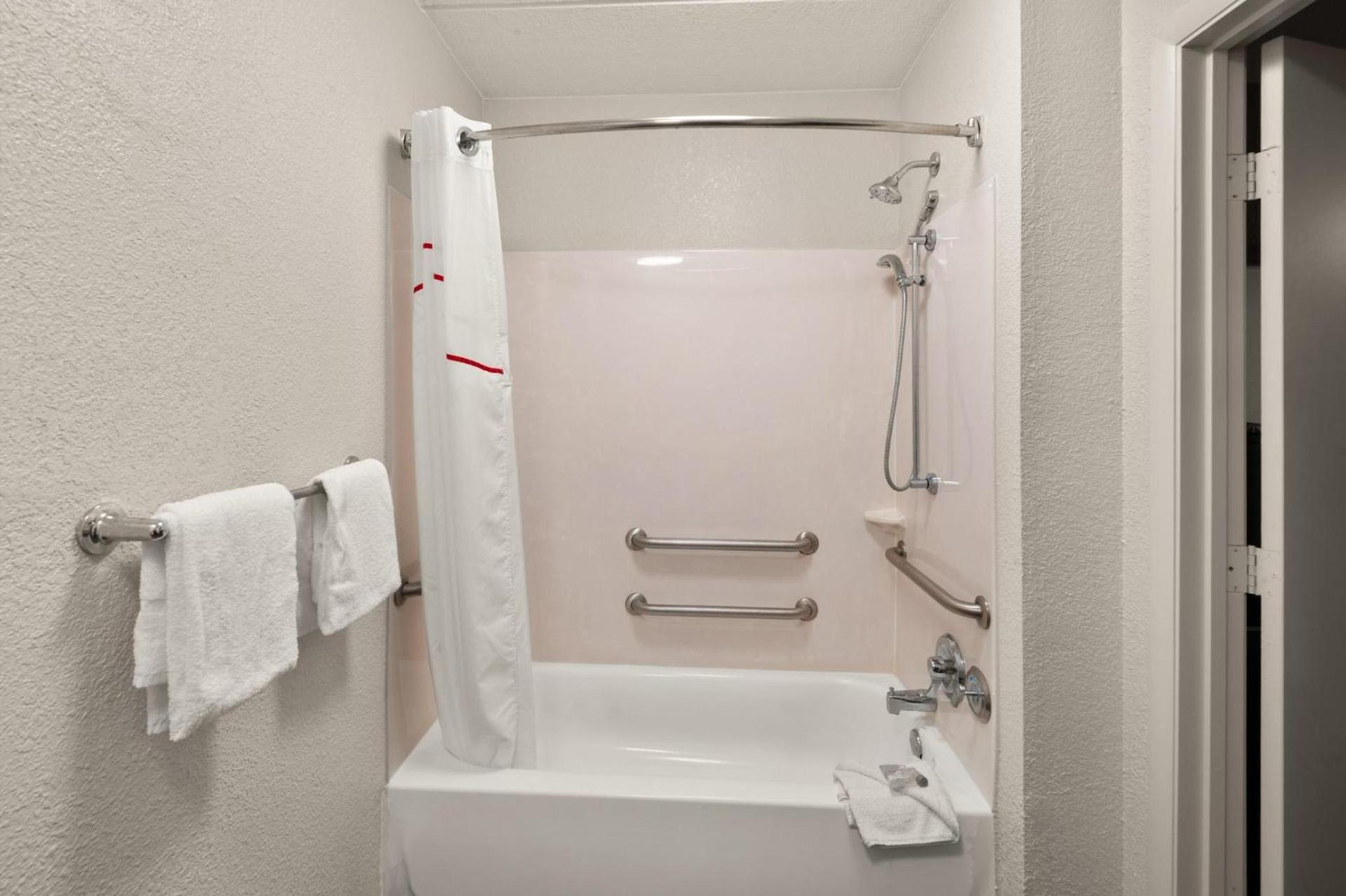 Red Roof Inn Binghamton - Johnson City photo 28