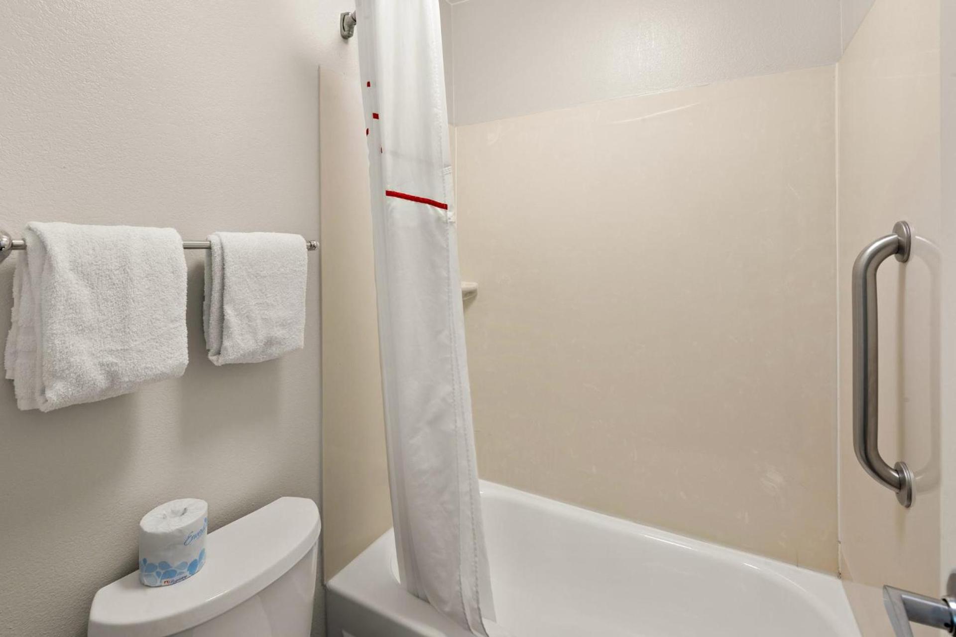Red Roof Inn Binghamton - Johnson City photo 32