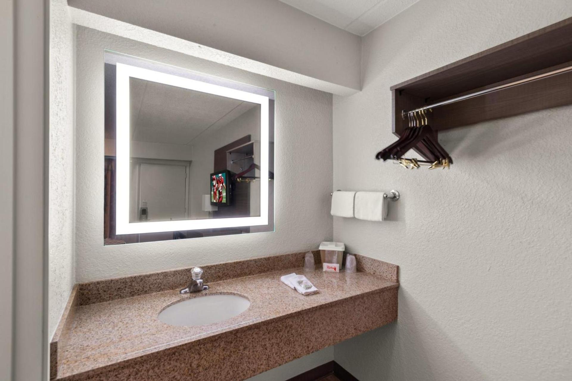 Red Roof Inn Binghamton - Johnson City photo 33