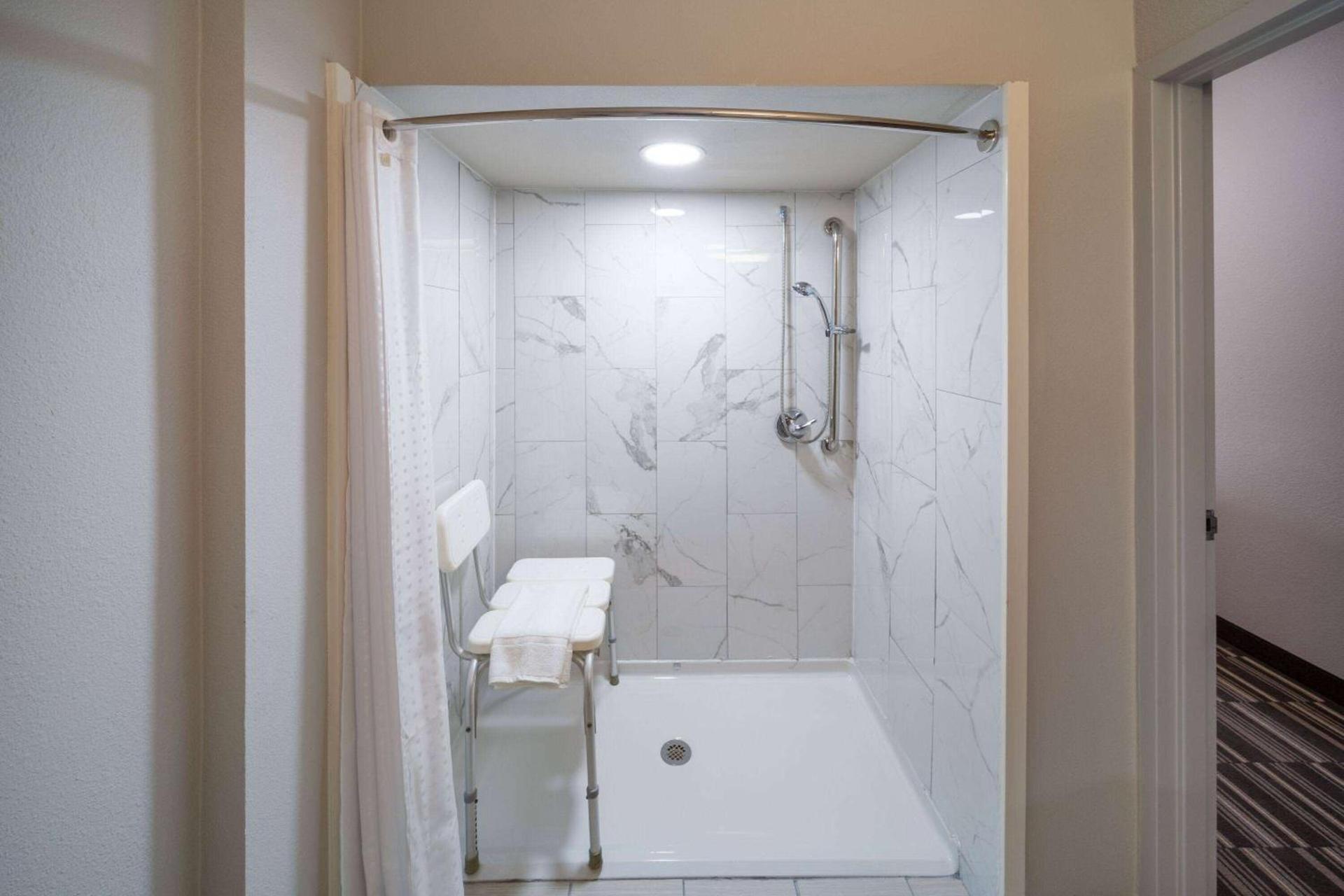 Microtel Inn & Suites by Wyndham Bossier City photo 40