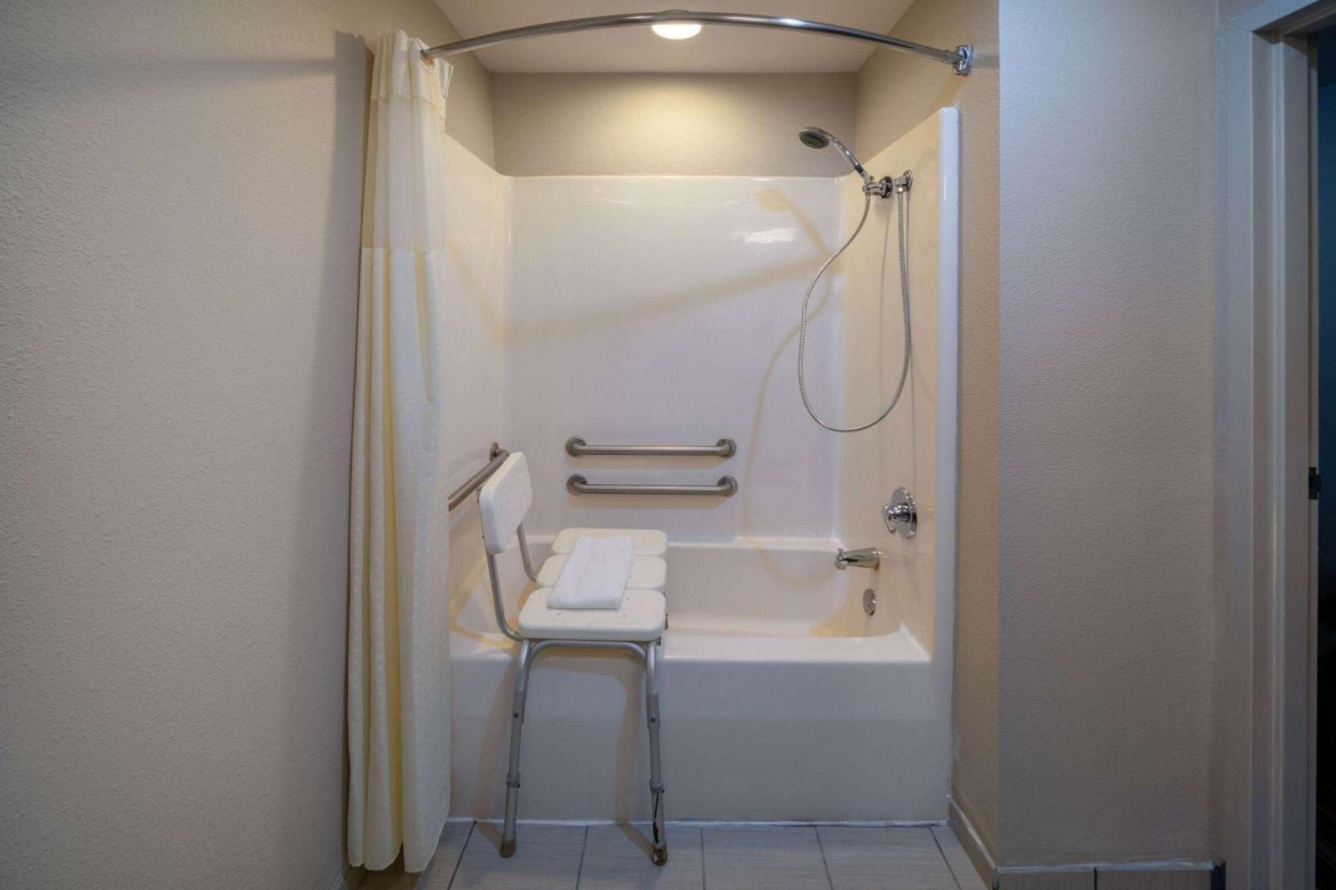 Microtel Inn & Suites by Wyndham Bossier City photo 41