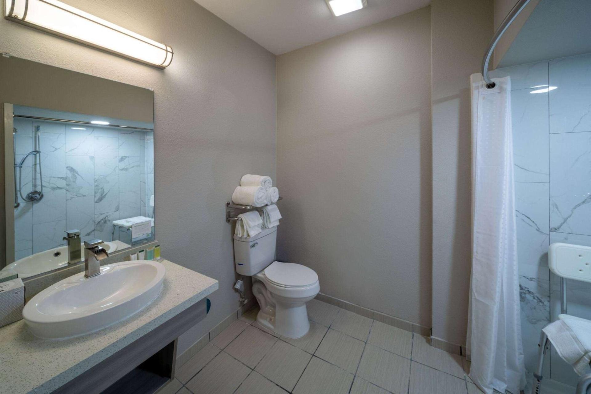 Microtel Inn & Suites by Wyndham Bossier City photo 42