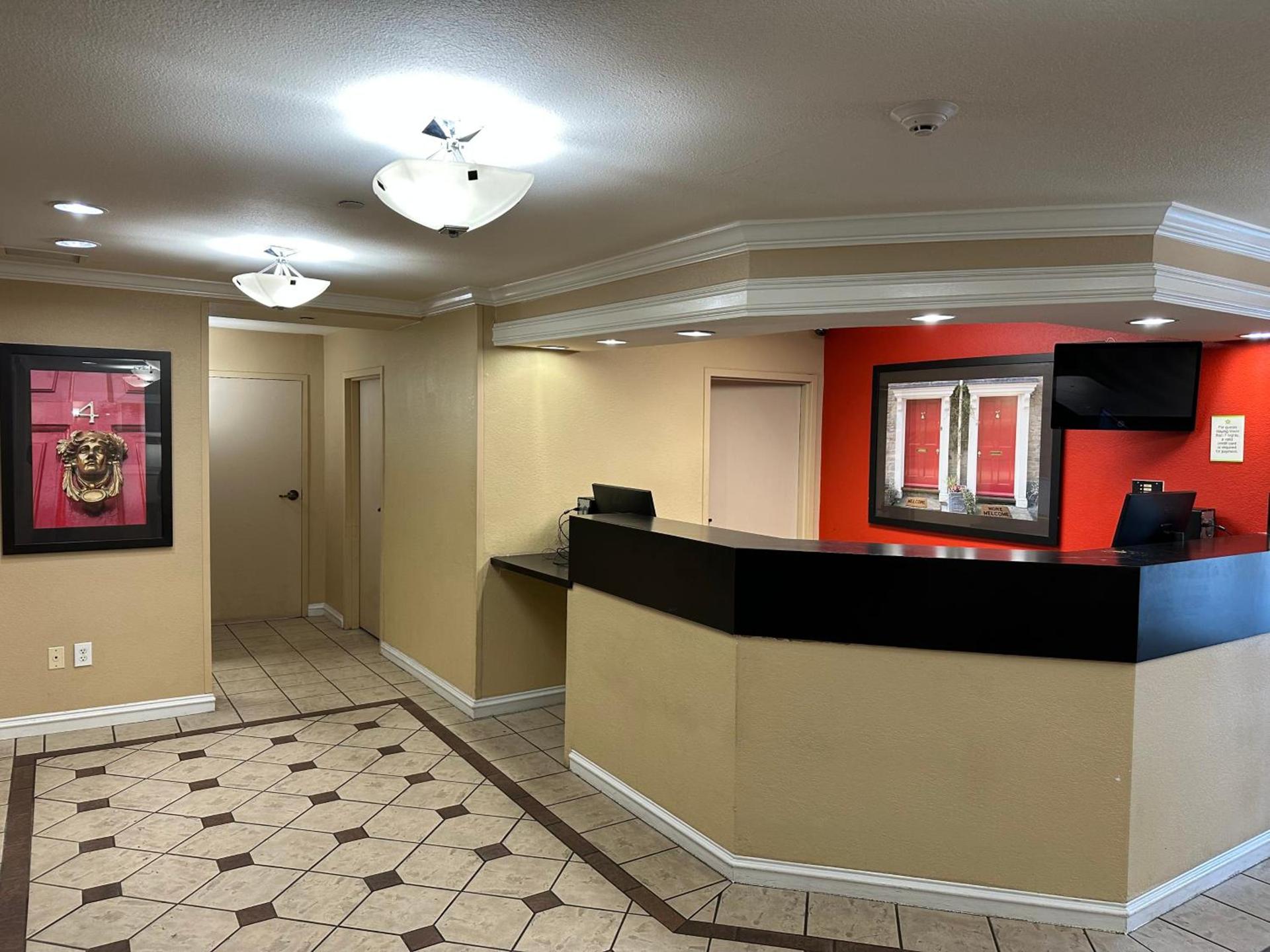 HomeTowne Studios by Red Roof Southfield photo 4