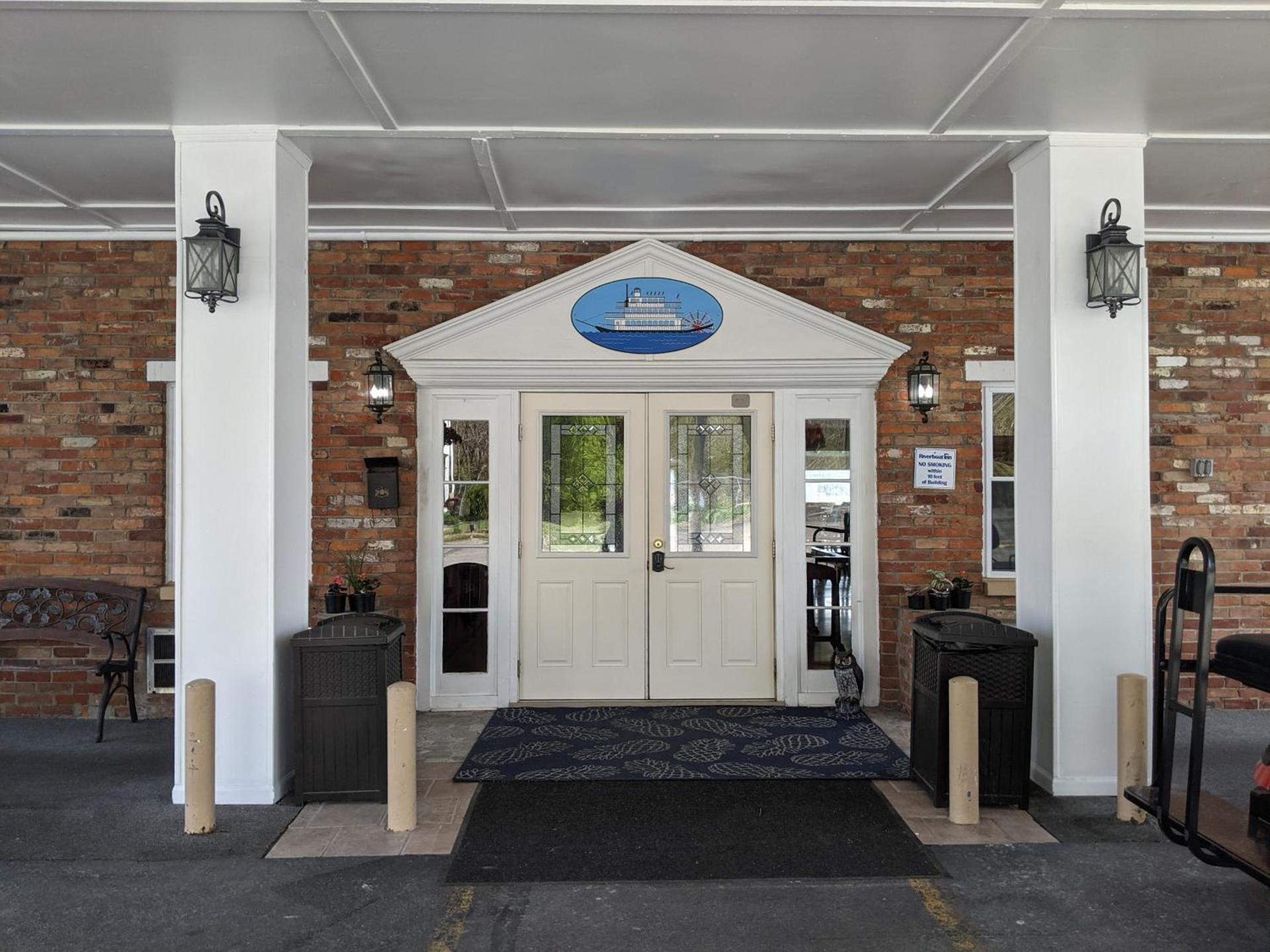 Riverboat Inn & Suites photo 39